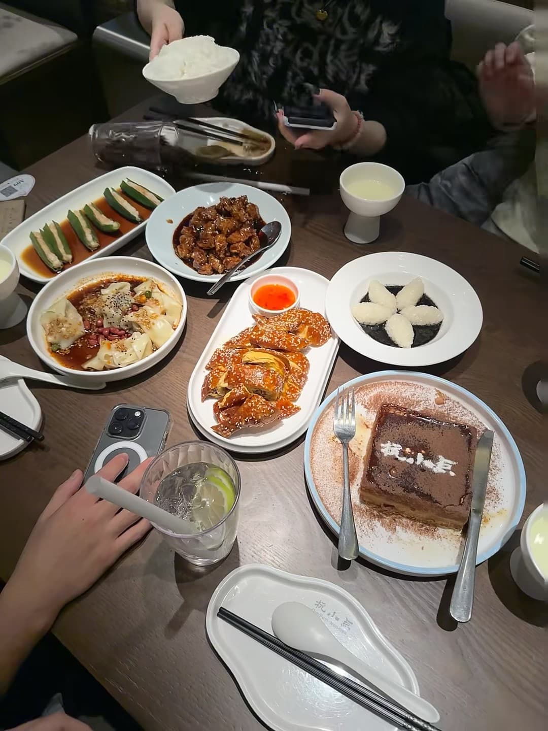 今天在小馆子被甜品治愈了，连叉子都忘了拿就拍了封面图