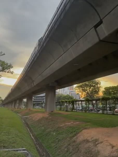 傍晚通勤路上的混凝土浪漫 🌇轻轨过桥时，整条河岸都染成橘子味封面图