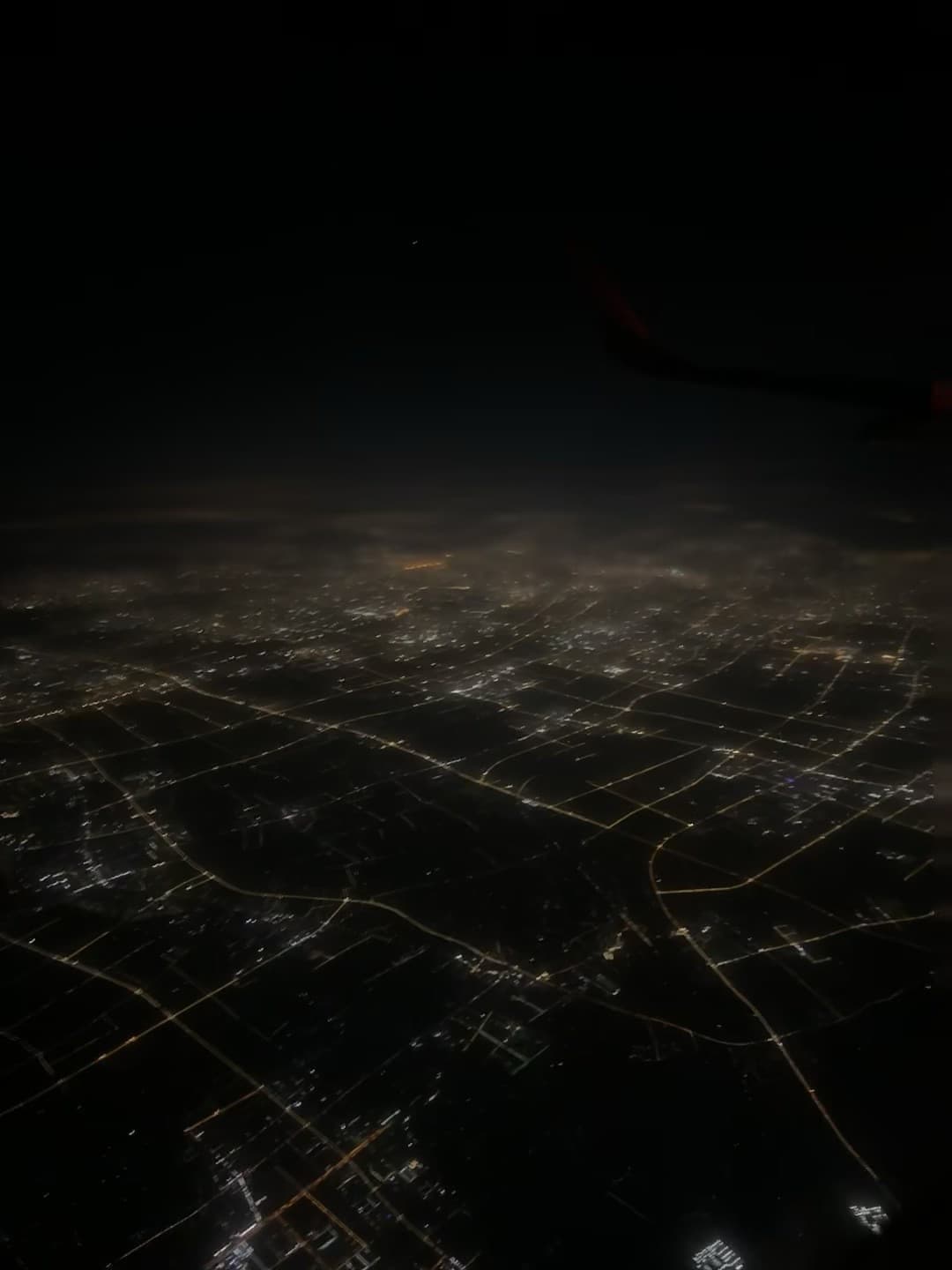 夜航降落前的俯瞰｜城市在黑暗里亮成星河封面图