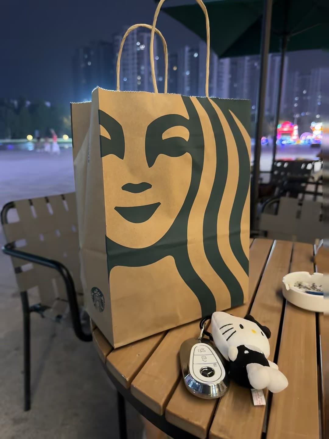夜风里一杯冰美式，和Hello Kitty一起等地铁封面图