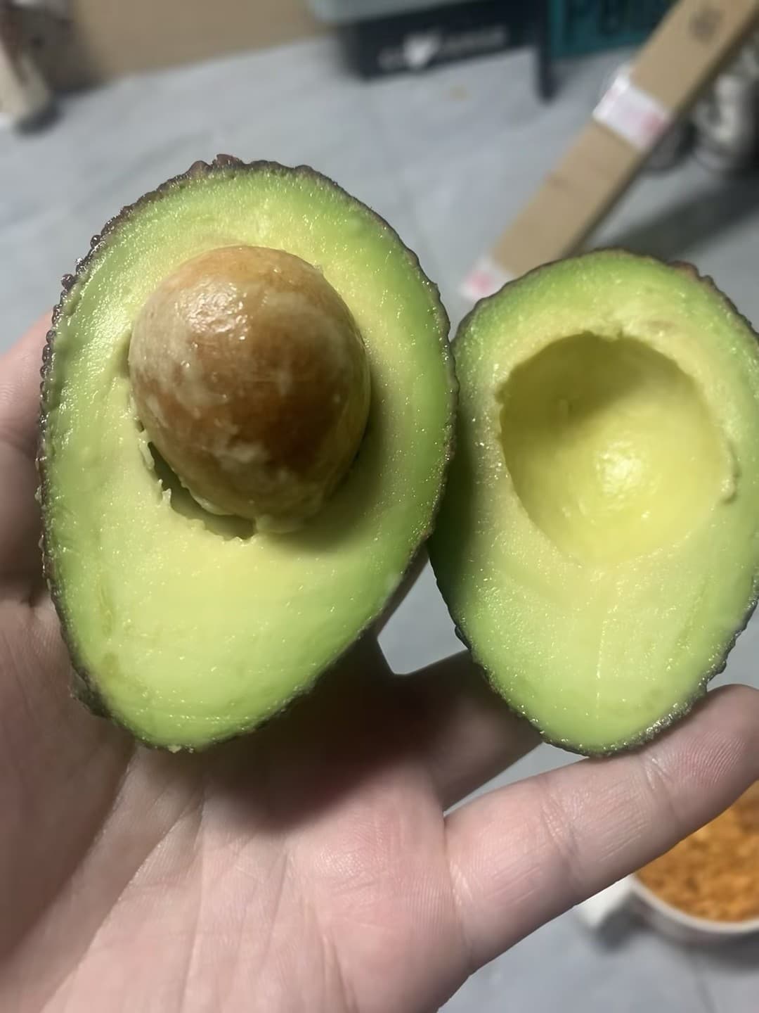 今天在公寓厨房发现的‘牛油果小太阳’✨ 一整个被治愈了封面图