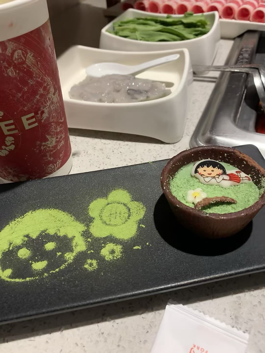 今天在街角小馆子被甜点萌到，连抹茶粉都画了笑脸 🌸封面图