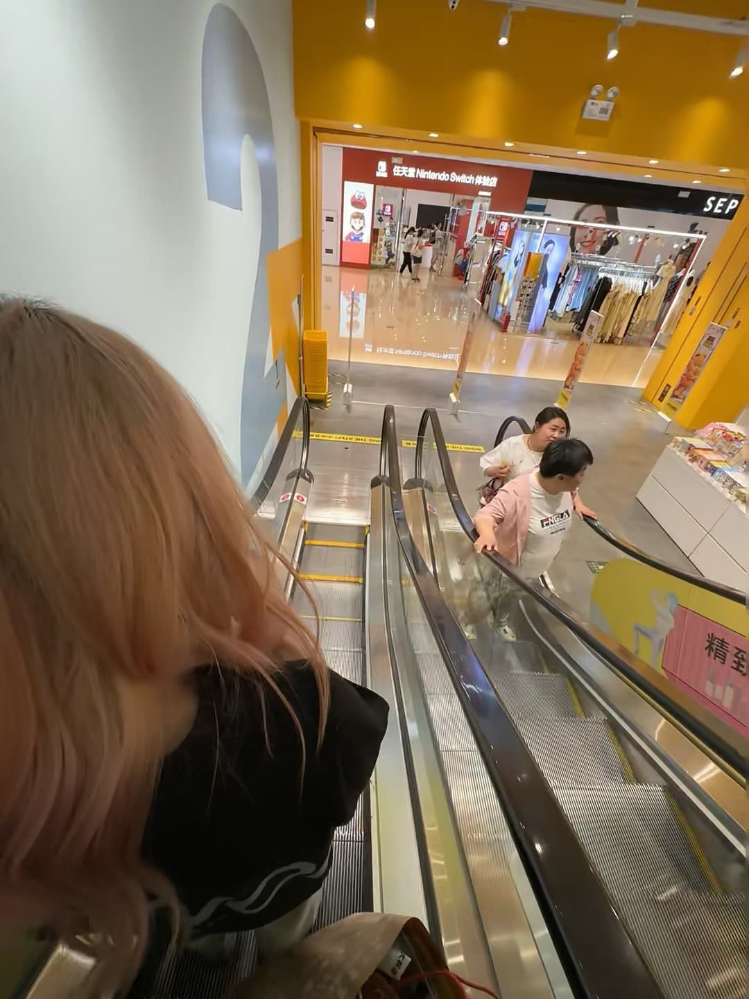 扶梯上偶遇两位阿姨，一个在看手机一个在看我… 🤔封面图