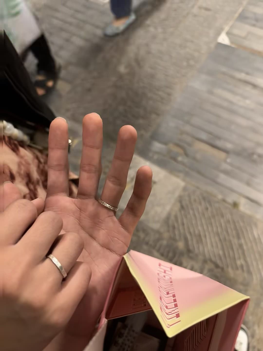 今天在街角咖啡店试了新戒指,朋友说像‘小银条’…但我觉得它更像我上周在地铁上偷吃掉的那颗糖粒封面图