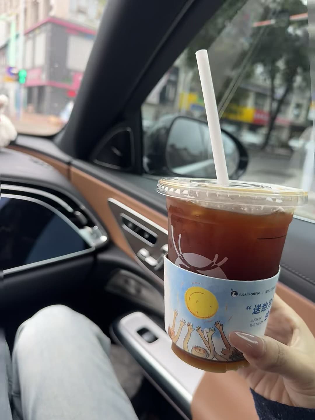 车里喝杯冰咖啡，窗外是熟悉的街景封面图