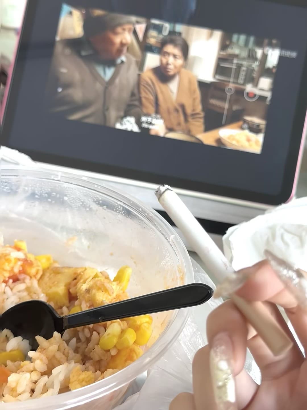 边吃炒饭边看韩剧，烟灰缸都快满了封面图