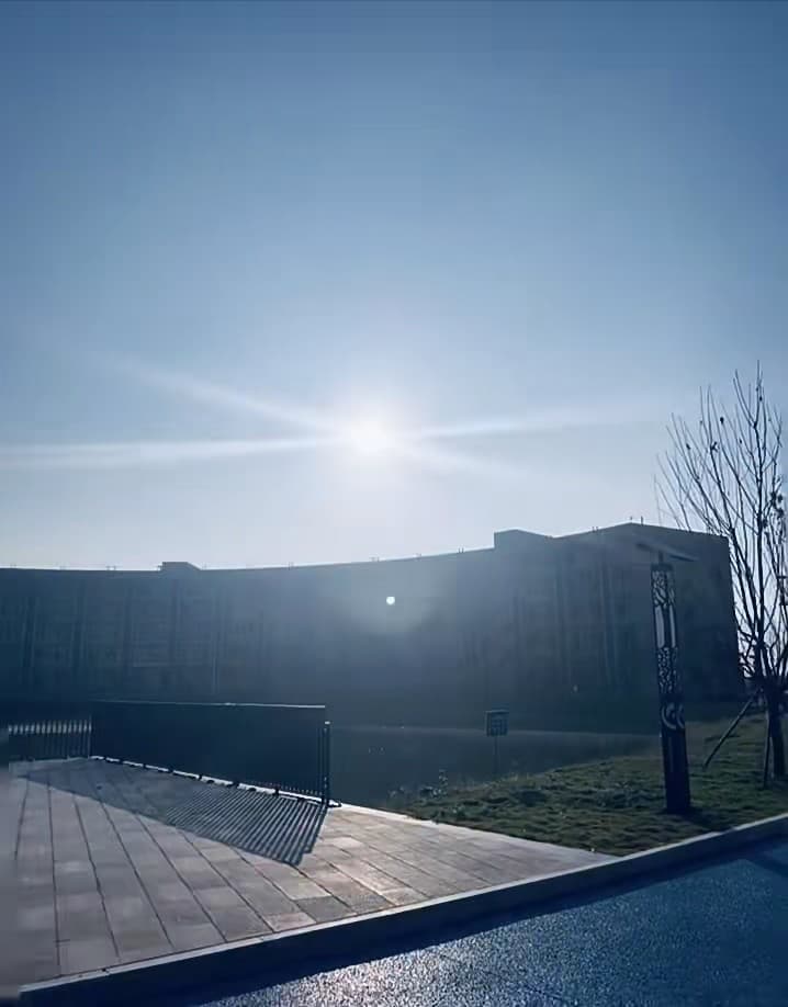 清晨的光，把新家前的广场照成一片银箔封面图