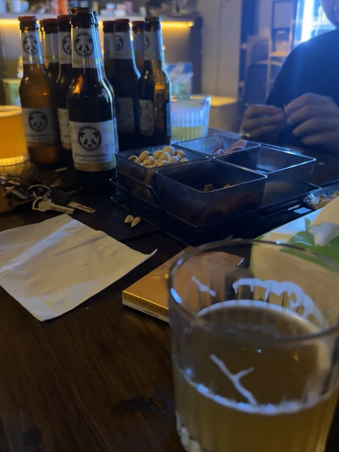 下班后在街角小馆摸鱼,啤酒配花生米,人生就该这样慢下来封面图
