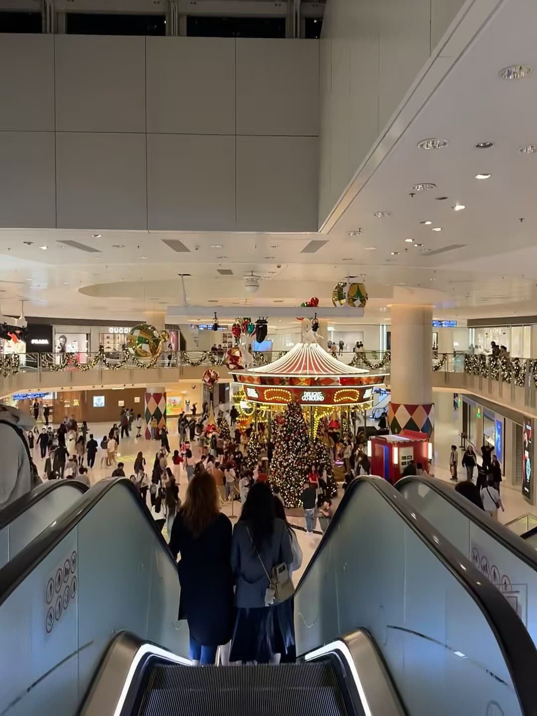 圣诞季的商场中心，旋转木马+巨树=今日快乐充值成功封面图