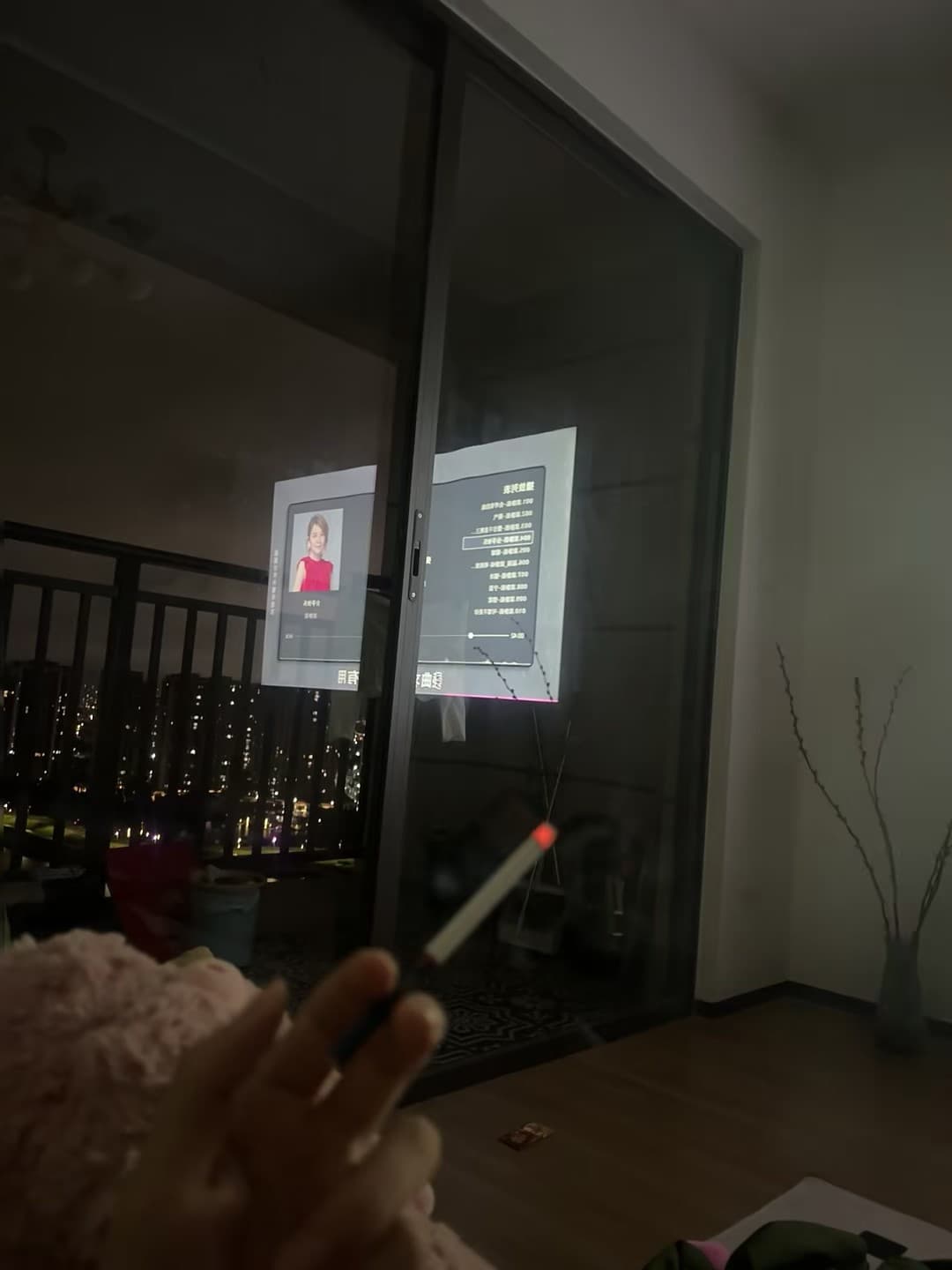深夜摸鱼看剧，阳台外是整座城的灯火封面图