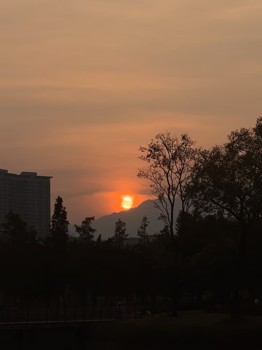 日落时分，山峦把太阳当糖炒着吃～封面图