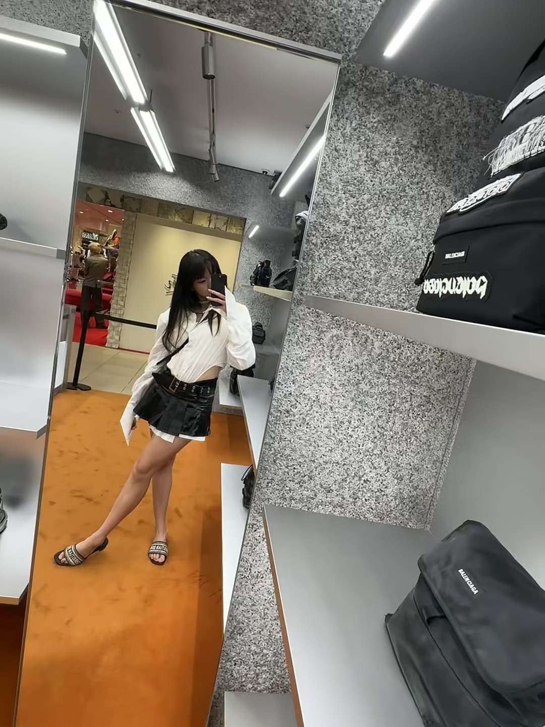 试衣间自拍存档｜白衬衫+黑皮裙的叛逆感，今天在Balenciaga店门口蹲了半小时等光封面图