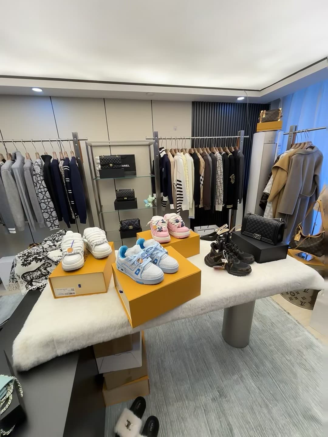 路过街角这家店，鞋盒堆成小山…今天在Soho区被运动鞋暴击了封面图