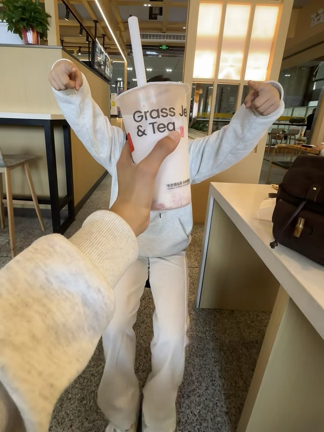 把奶茶杯举高高！这姿势我练了三年才学会封面图