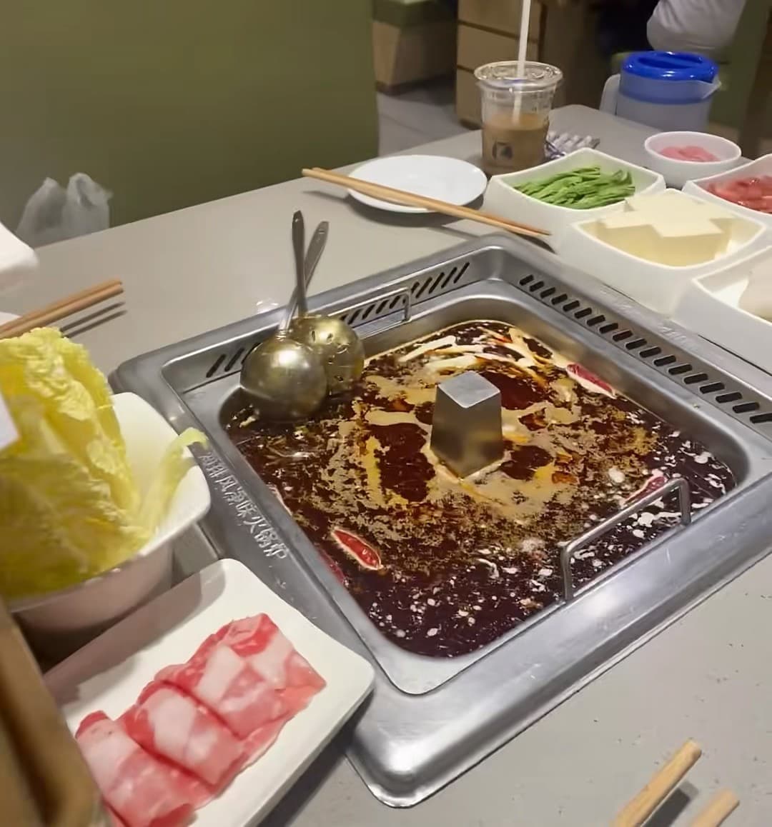 深夜火锅局｜在异国吃上这口红油，突然想家了…封面图