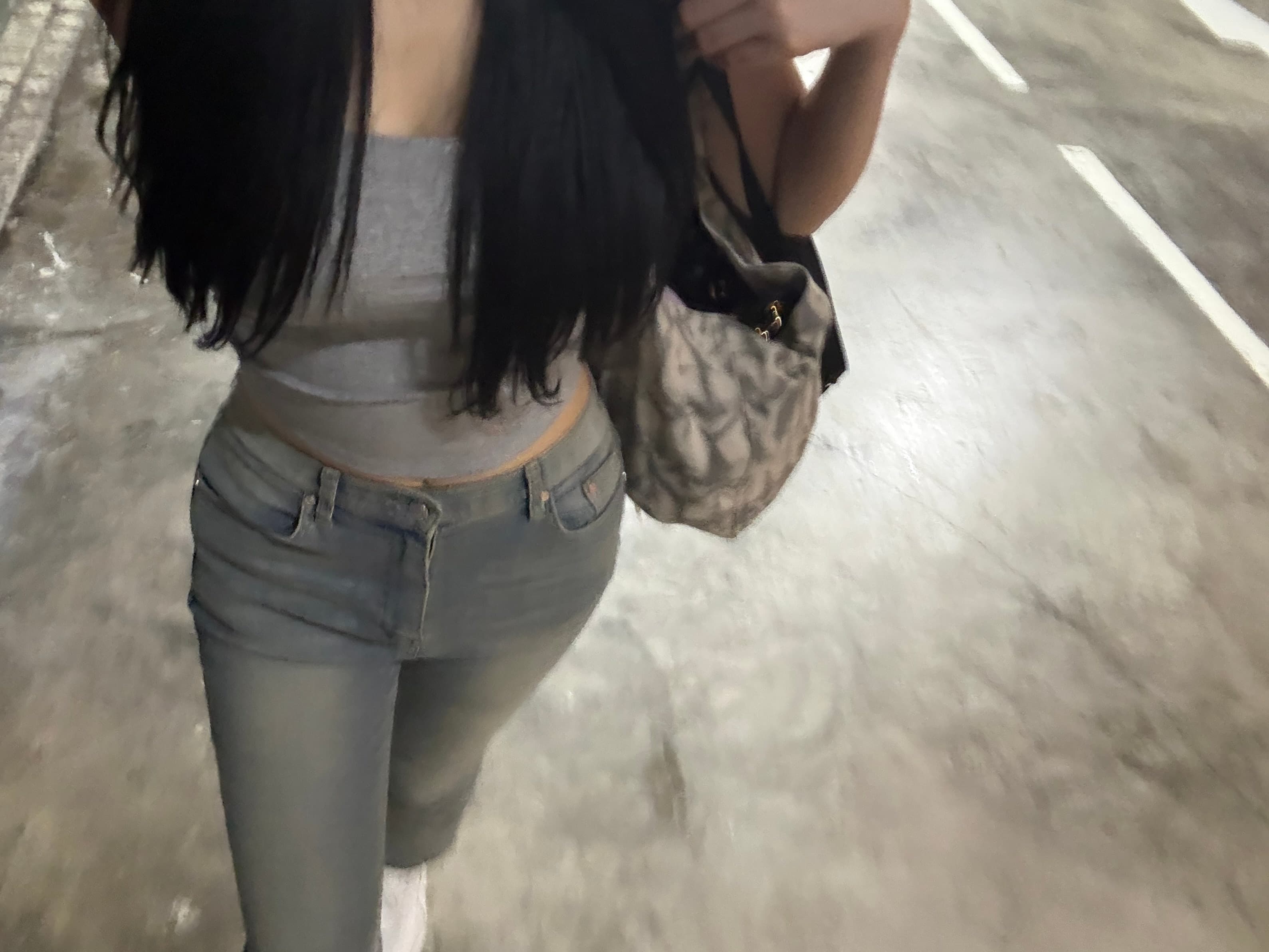 下班路上随手一拍，这裤子真能显腿长？
（不是我显高，是这水泥地太平整了）封面图