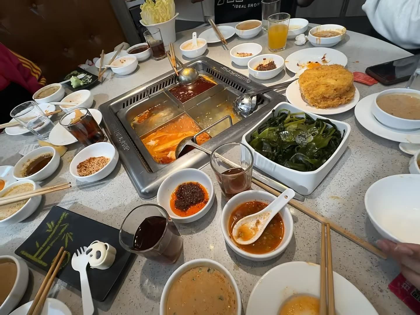 火锅局杀到一半发现锅底漏了…但谁在乎？封面图