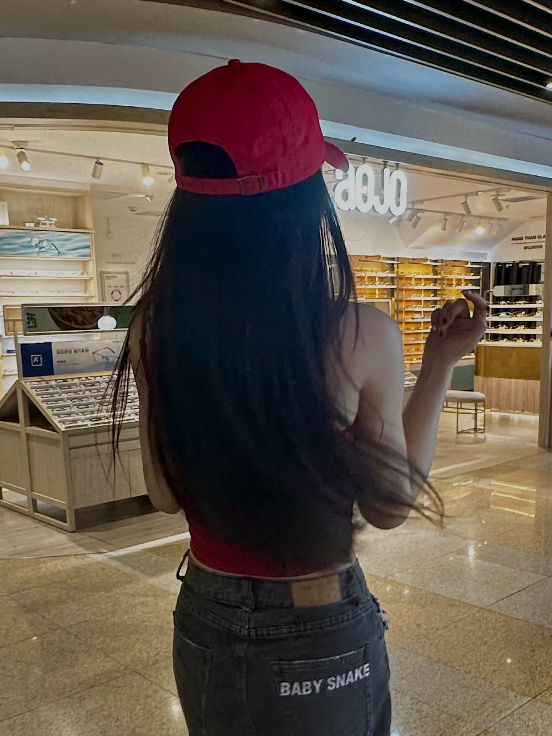 红帽配牛仔，风一吹就爱上自己封面图