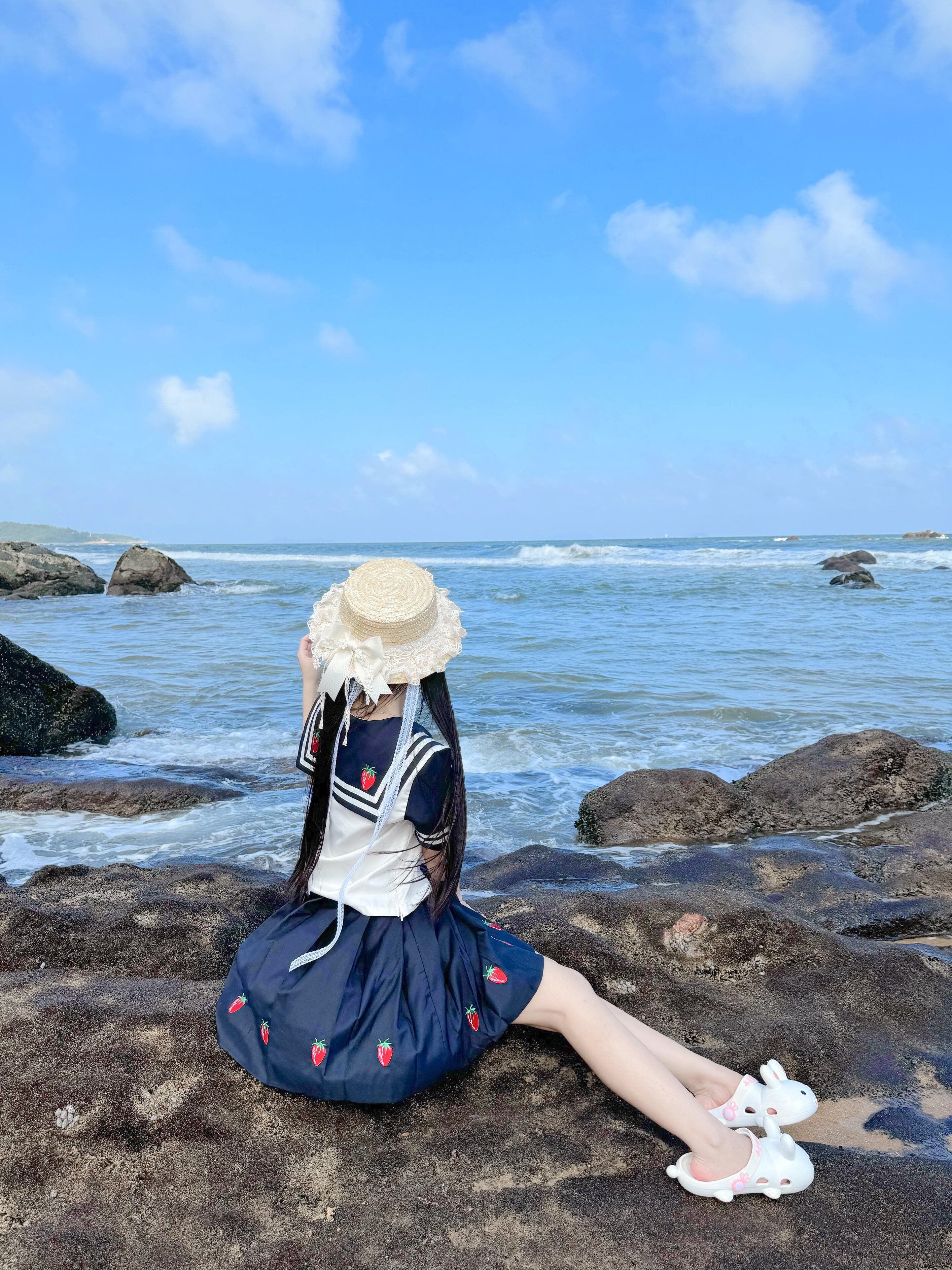 海边发呆的下午，草莓裙配兔耳拖鞋，浪声是天然白噪音封面图