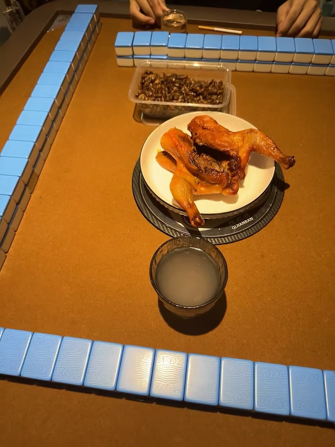 麻将桌上的深夜加餐:烤鸡配米酒,谁说海外不能有烟火气?封面图
