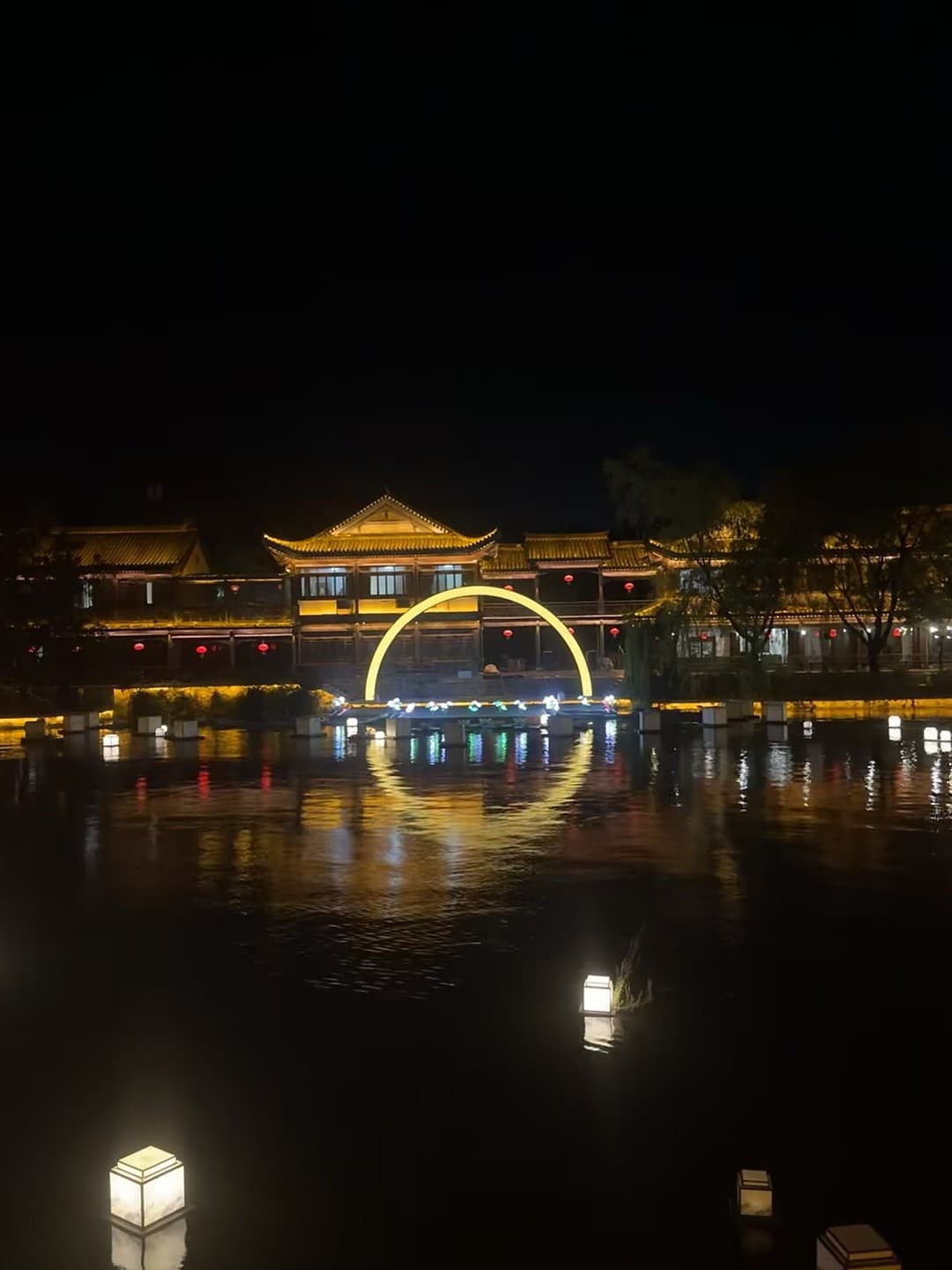 夜游水边拱桥，灯光倒影像打翻的调色盘封面图