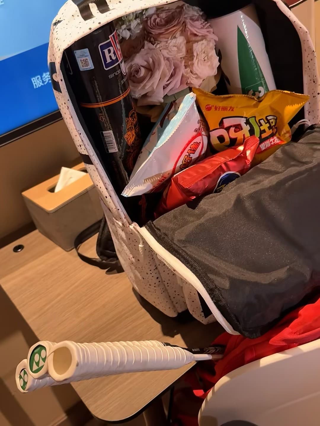 背包里藏了啥？羽毛球拍+花束+好丽友…今天在咖啡店偷懒被拍到封面图
