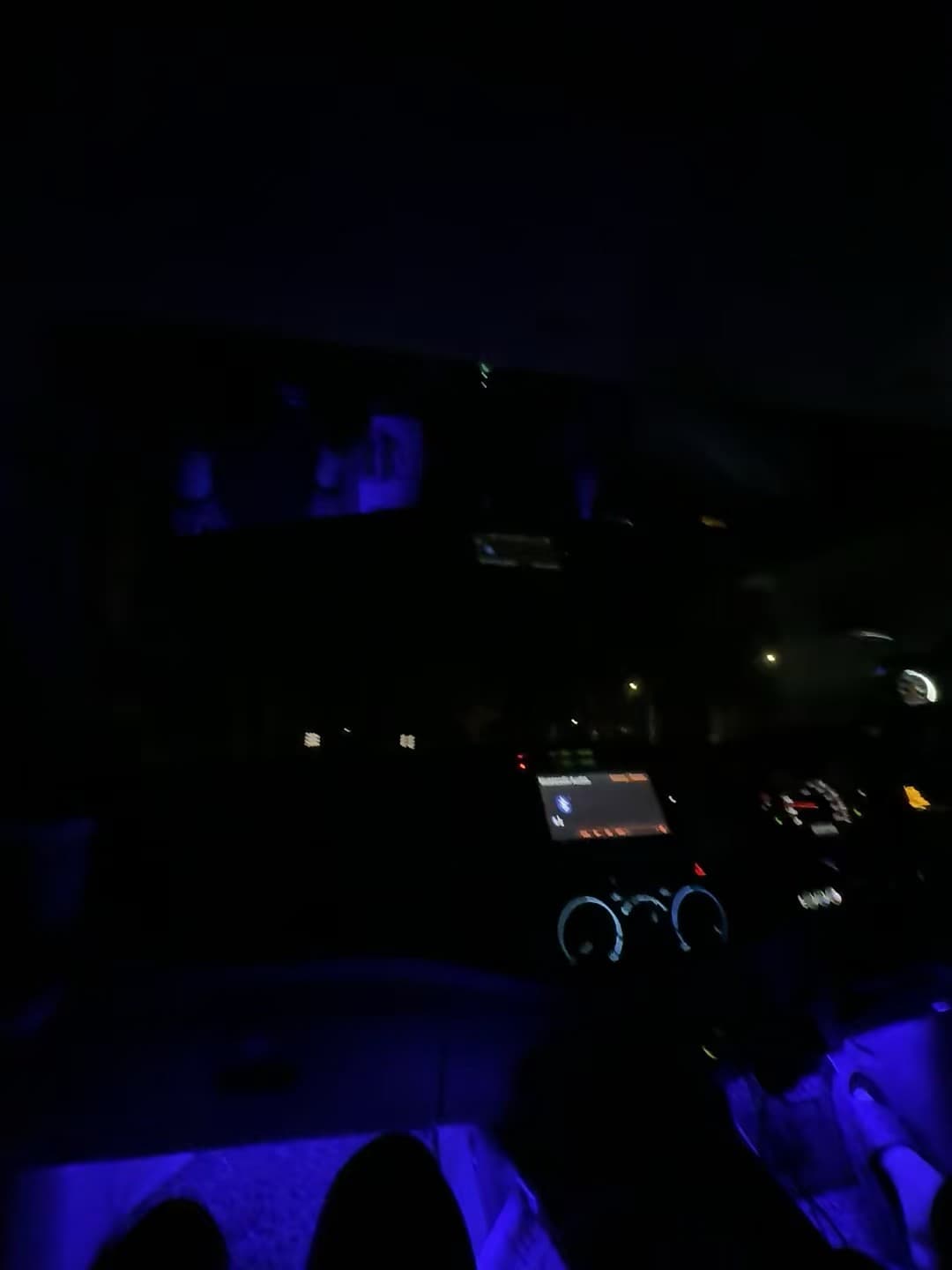 深夜开车回住处，蓝光氛围感拉满✨车里这波情绪价值我先冲了封面图