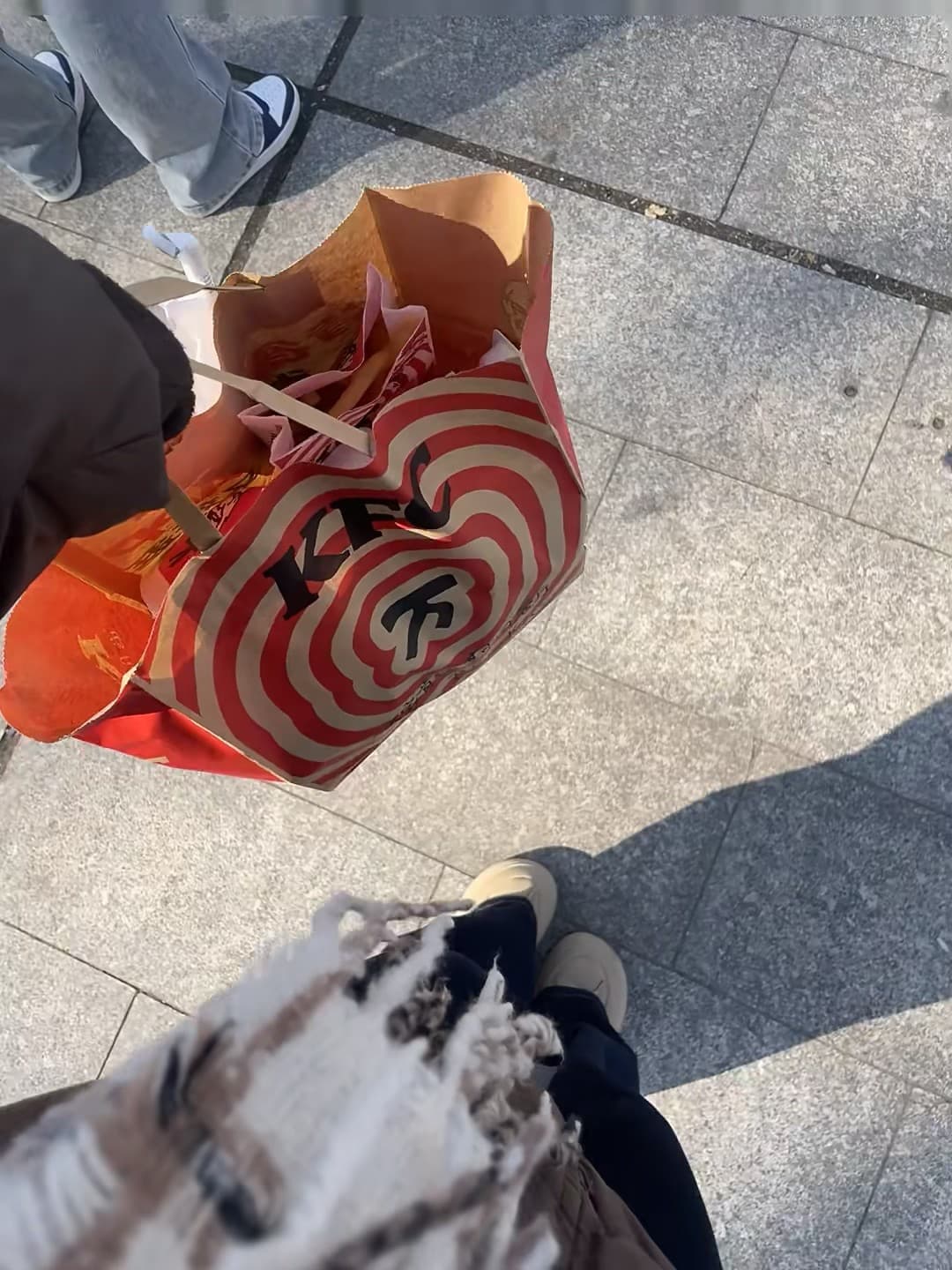 KFC 的纸袋比我的围巾还抢镜…今天在街角小摊买完炸鸡顺手拎了仨人份封面图