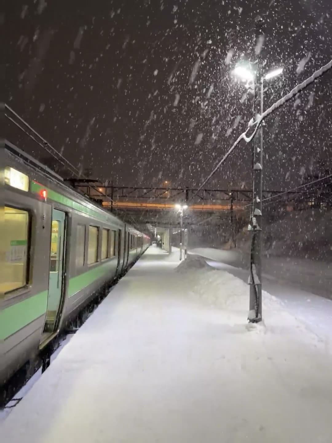 雪夜电车停靠站，像电影里偷拍的片段❄️封面图