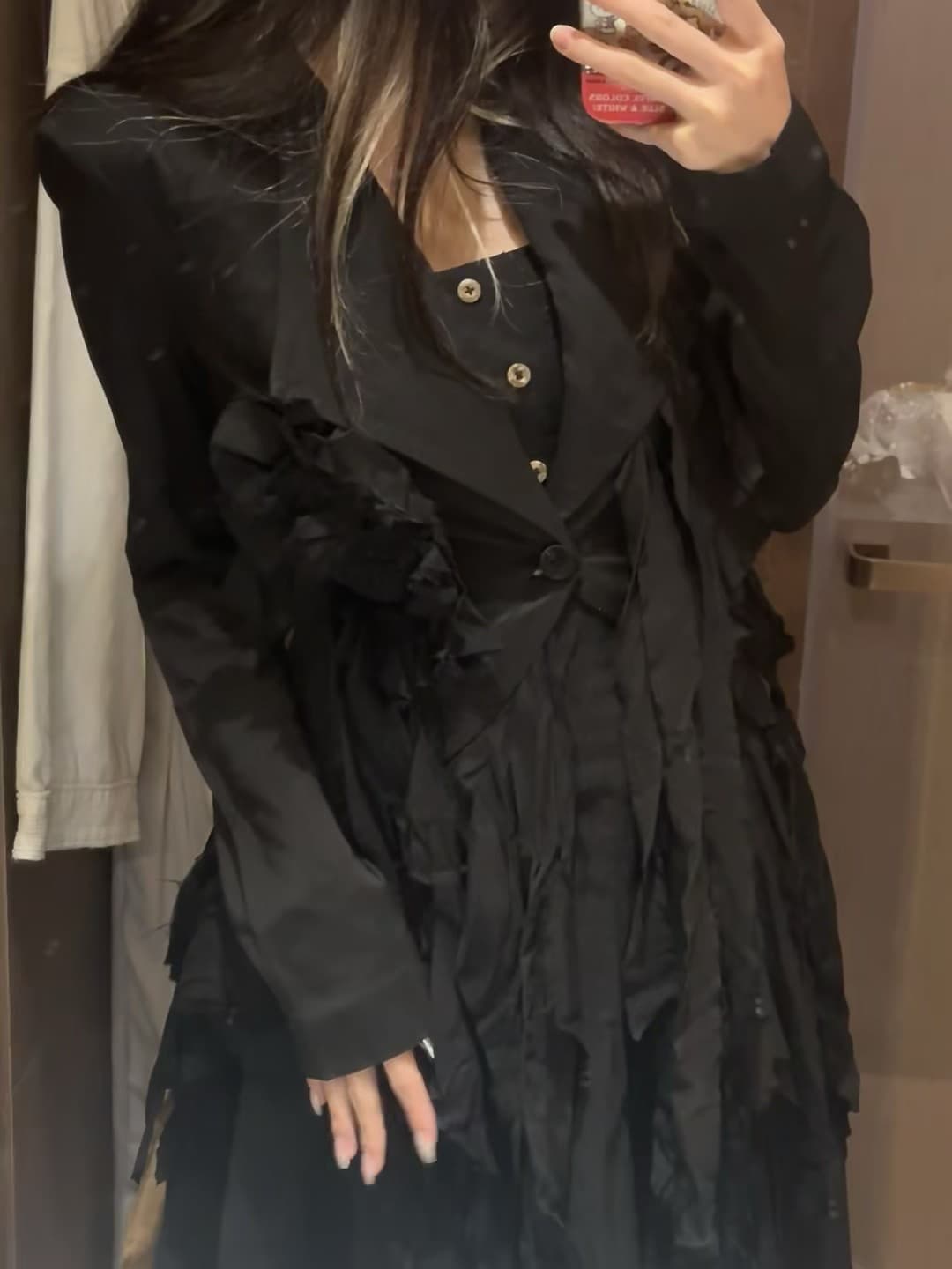 黑衣小恶魔上线 🖤 今天在公寓试穿新买的褶皱外套，袖口卡住手机好尴尬封面图