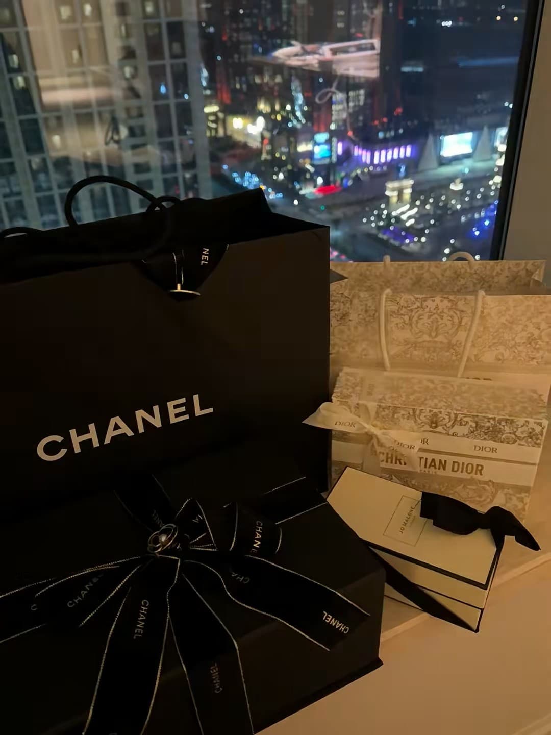 夜窗边的购物小确幸 🌃黑金与烫金的仪式感封面图