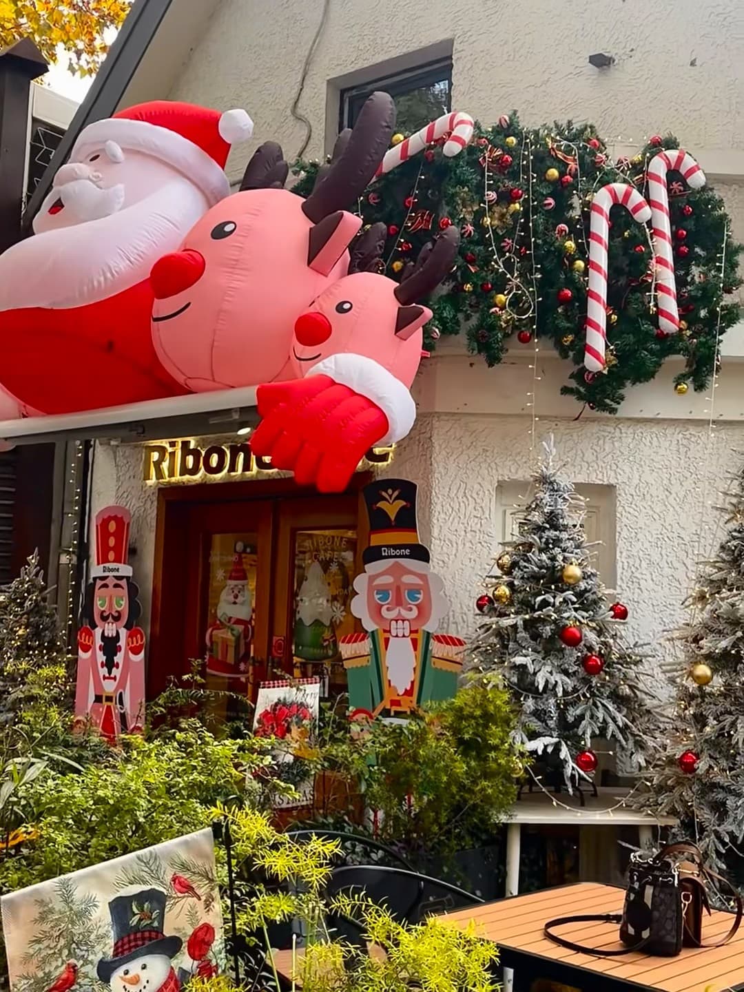 路过Ribone咖啡店，圣诞气球比我还胖…这装饰也太敢用了！封面图