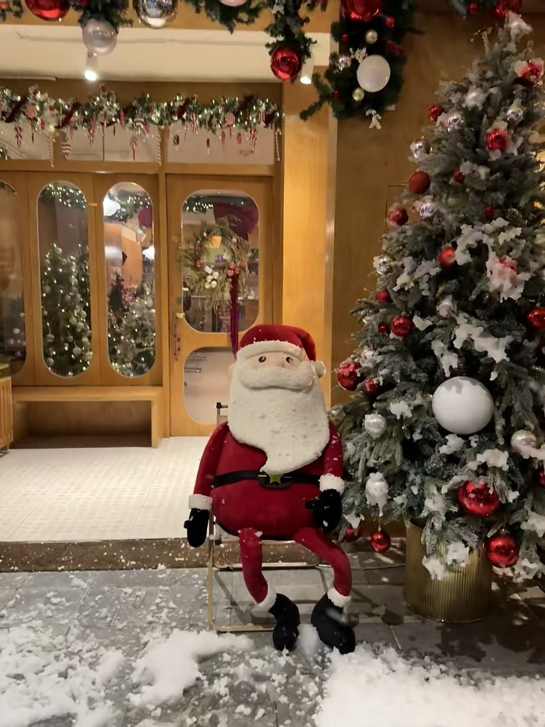圣诞老人今天在街角咖啡店门口‘滑’了一跤…雪是假的，但快乐是真的封面图