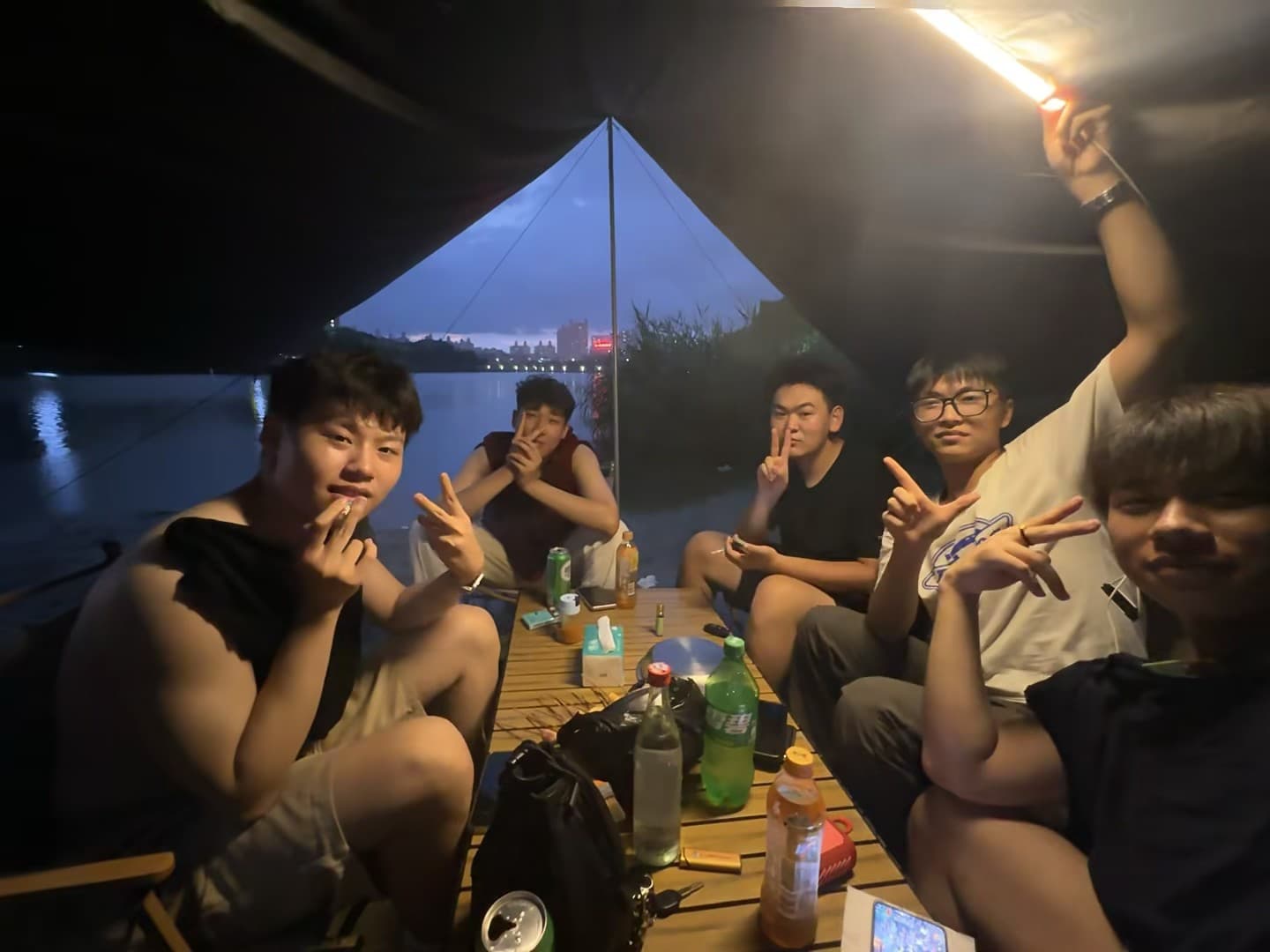 夜钓后小聚，帐篷下吹着湖风啃冰镇饮料 🍹封面图