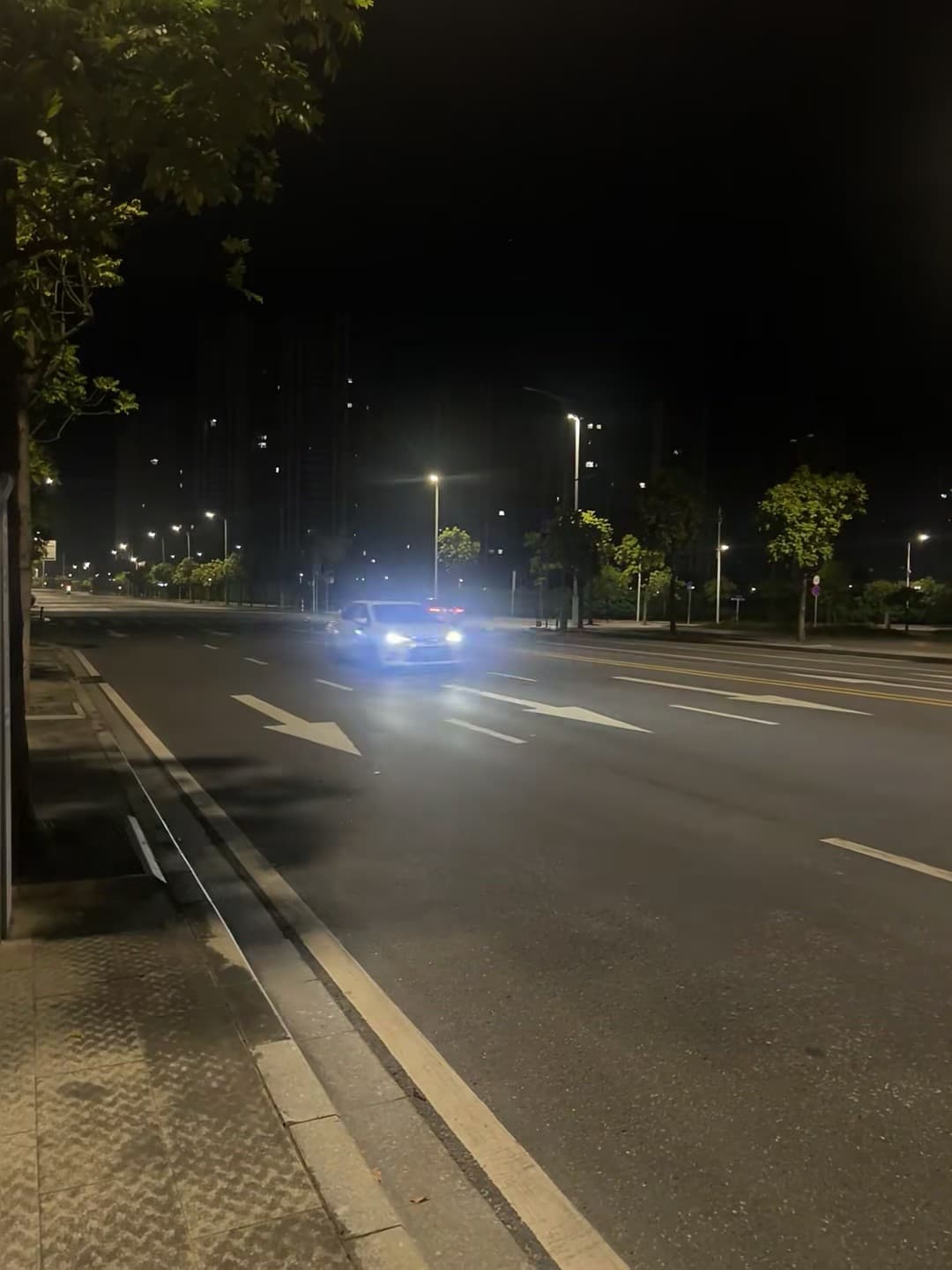 深夜路灯下，一辆车的蓝光像在追梦封面图