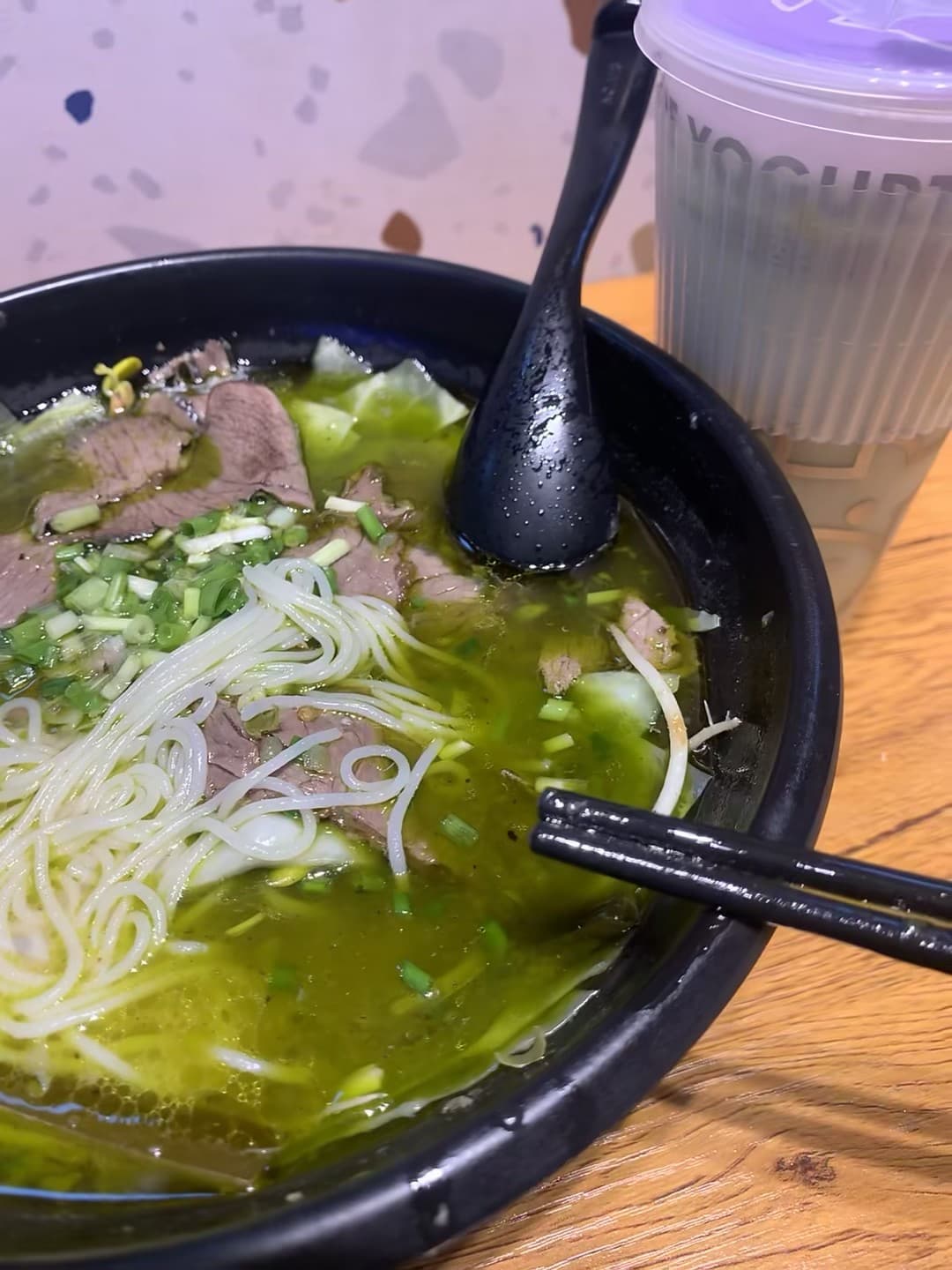 今天在街角小馆子发现了一碗青绿汤底的米粉，老板说这是本地人私藏的‘春天味道’封面图