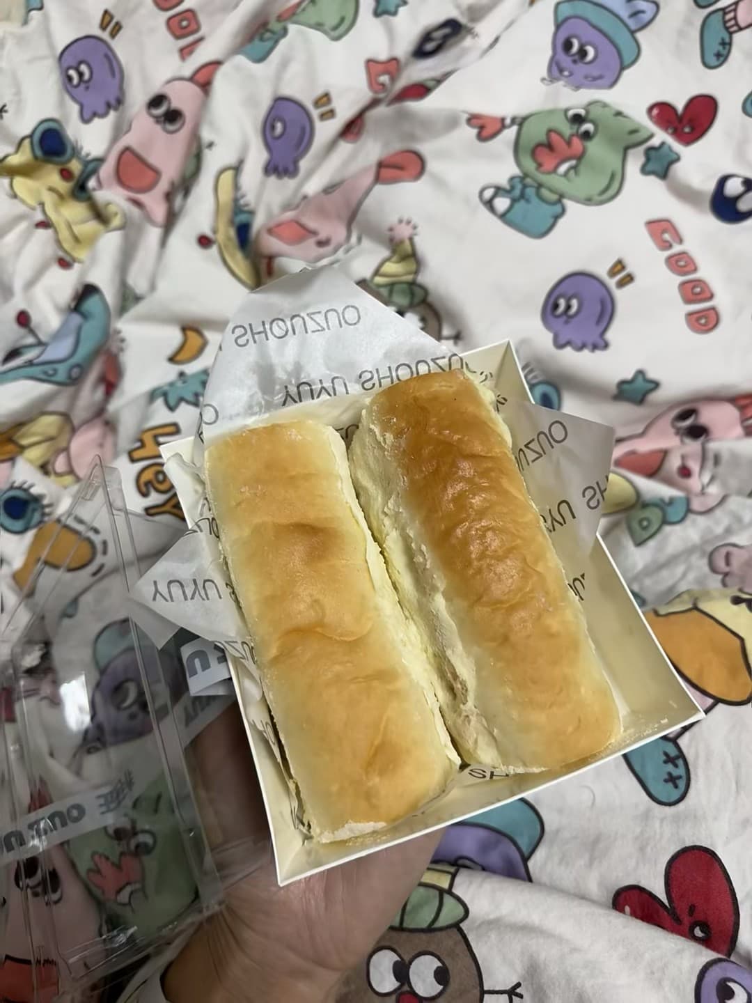 被床单上的小怪兽治愈了！今天在公寓床上拆开的快乐面包封面图