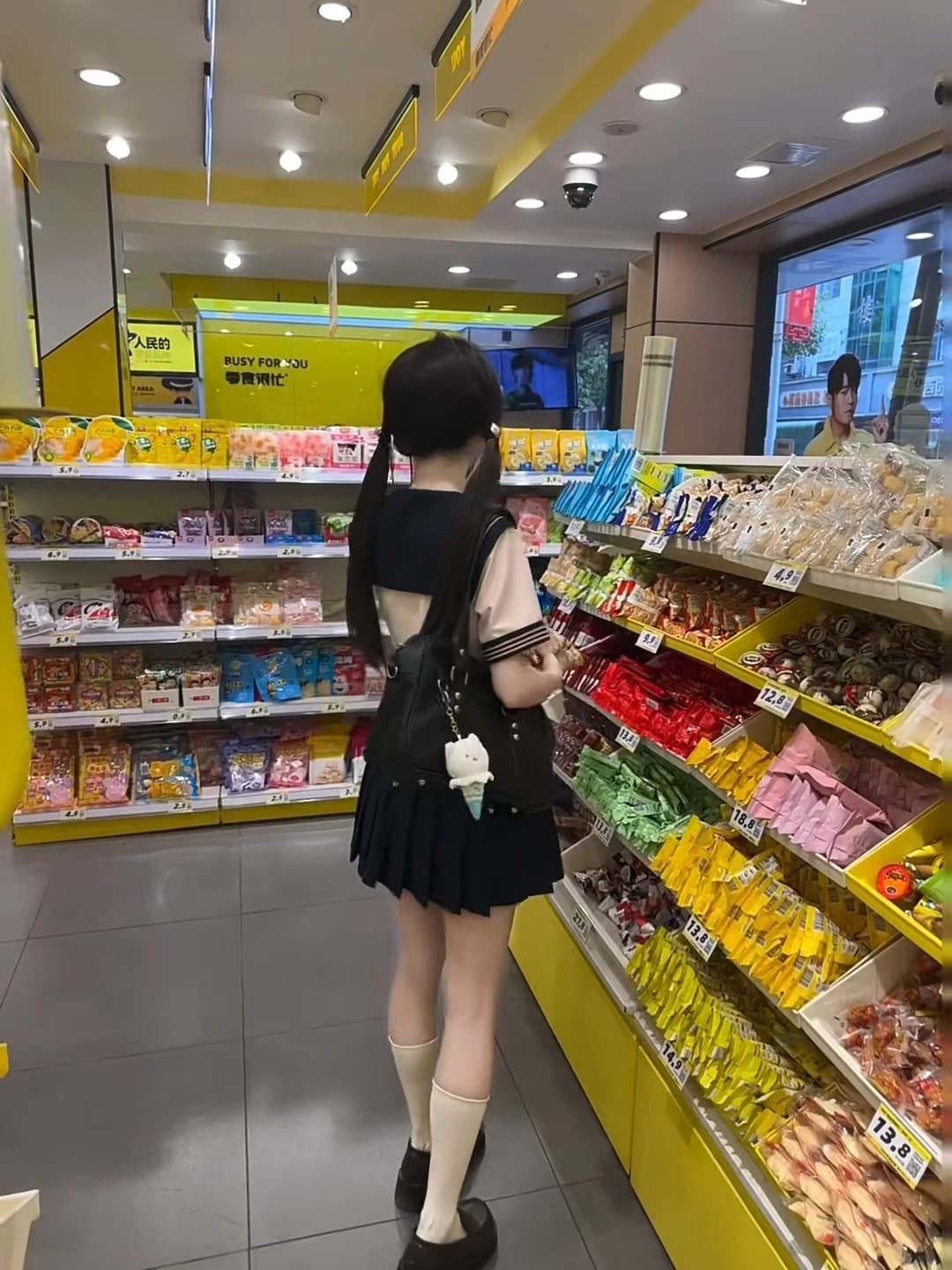 超市偶遇穿水手服的甜妹，货架前秒变韩剧现场封面图