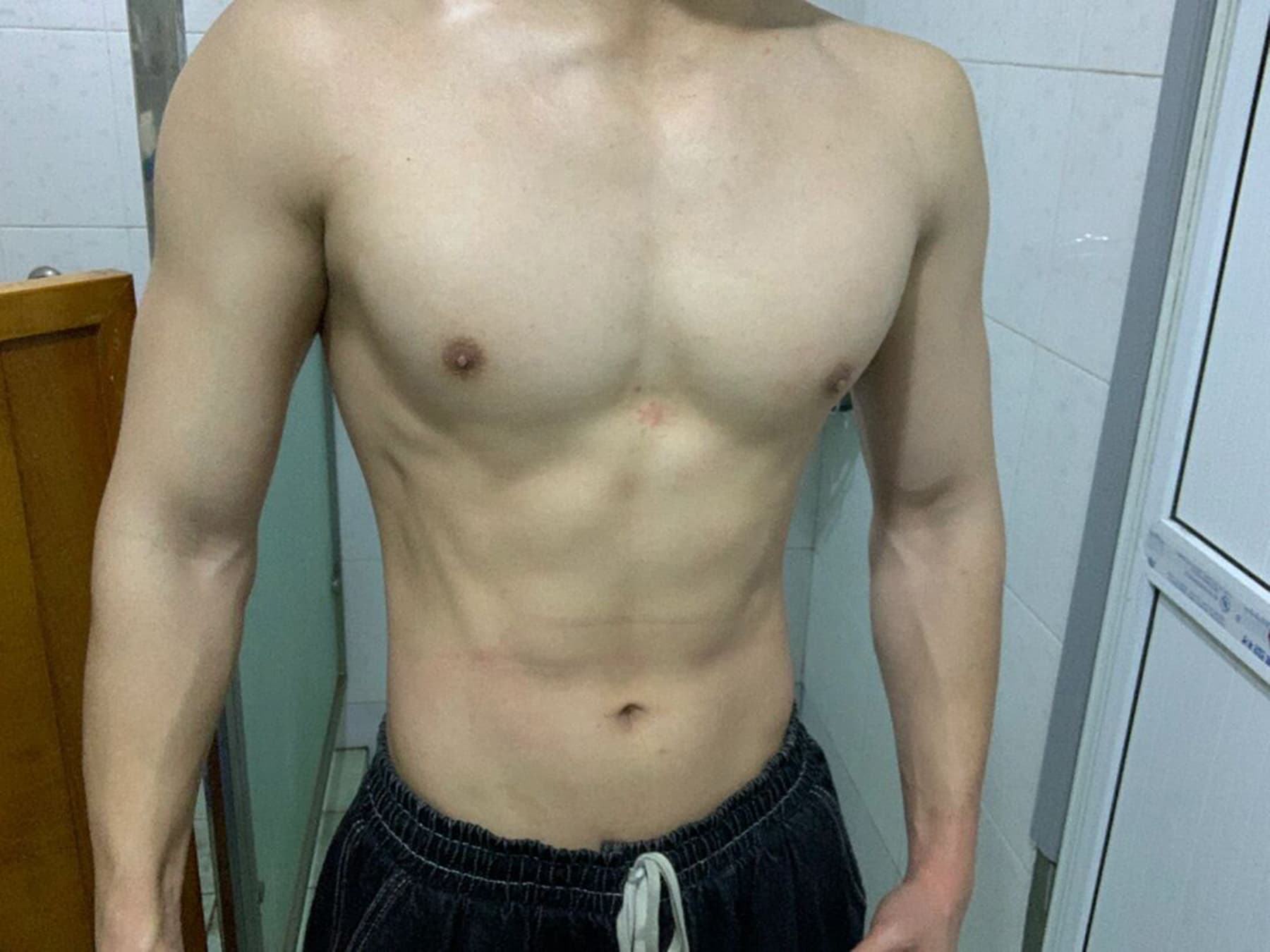 今天在浴室练完背，顺手拍了张照——这腹肌是上周偷吃三明治的代价吗？封面图