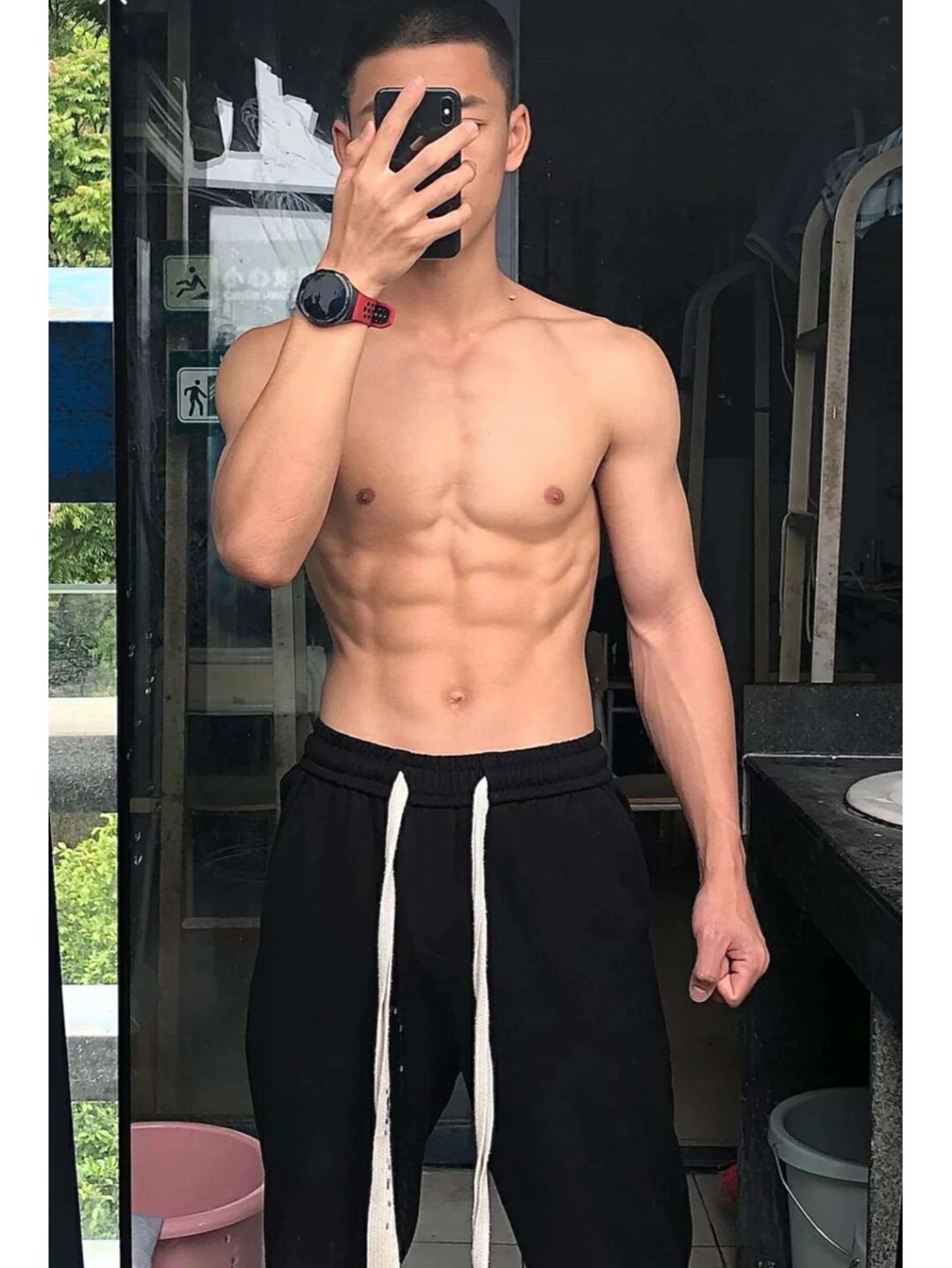 {   "title": "练完去喝杯冰美式，手臂还带着泵感",   "body": "今天在健身房把核心和背练到快抽筋封面图