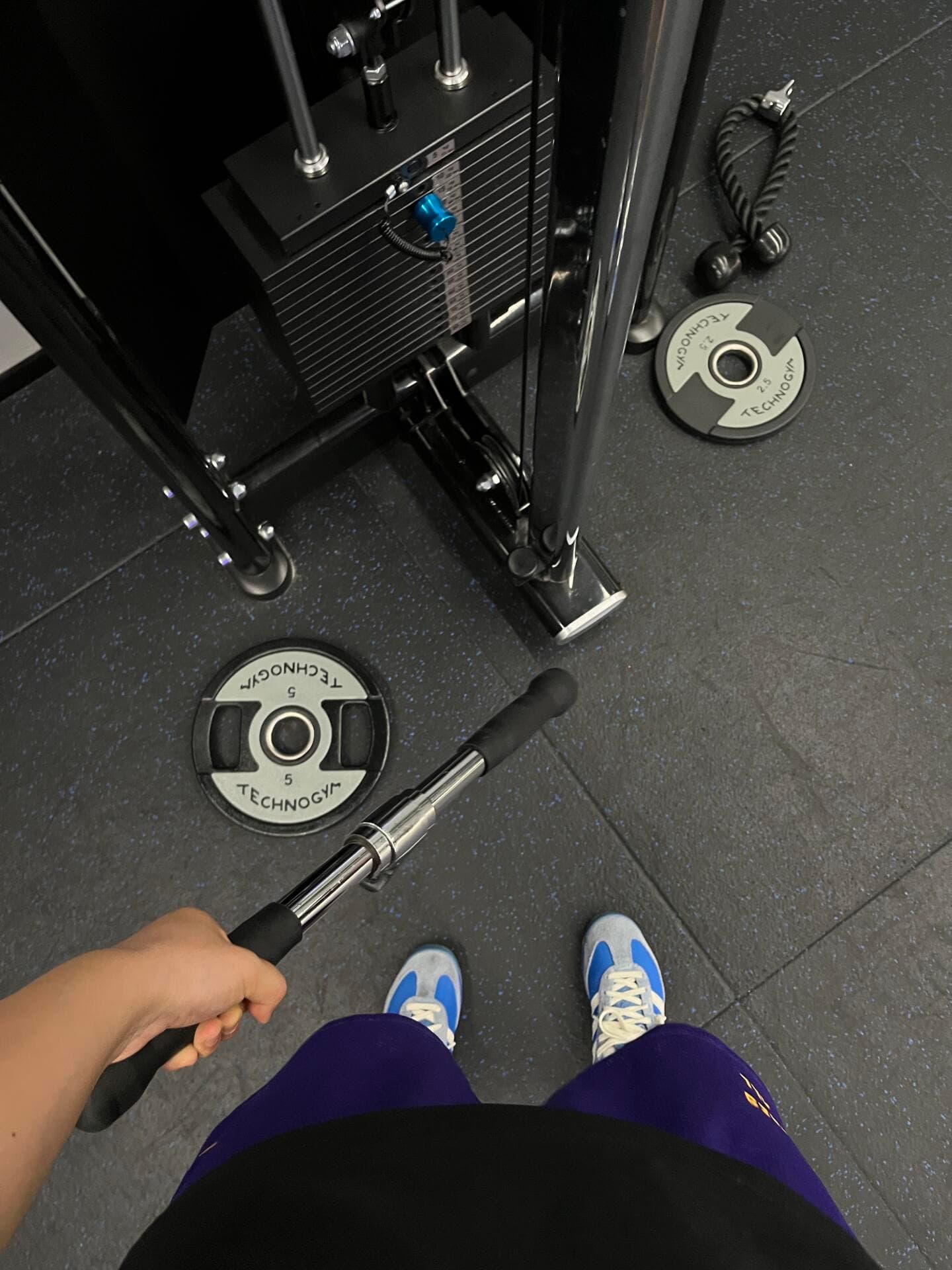 今天在健身房的5磅盘子上刻了‘TECHNOGYM’——这牌子真会玩，连配重片都自带反光板封面图