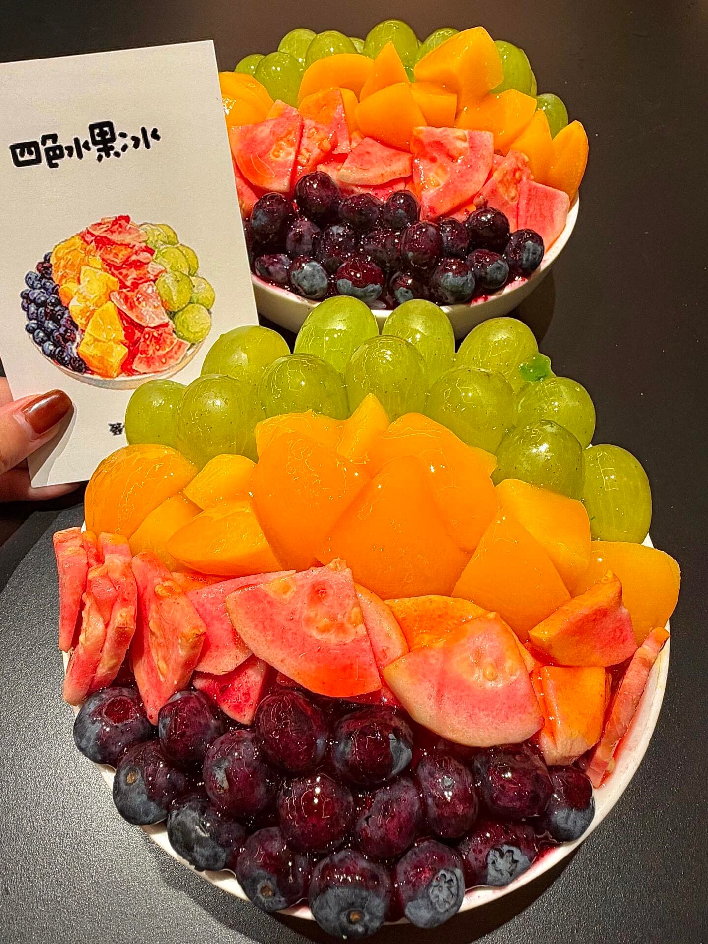 路过街角小店发现的彩虹水果碗！谁懂啊这光泽感绝了封面图