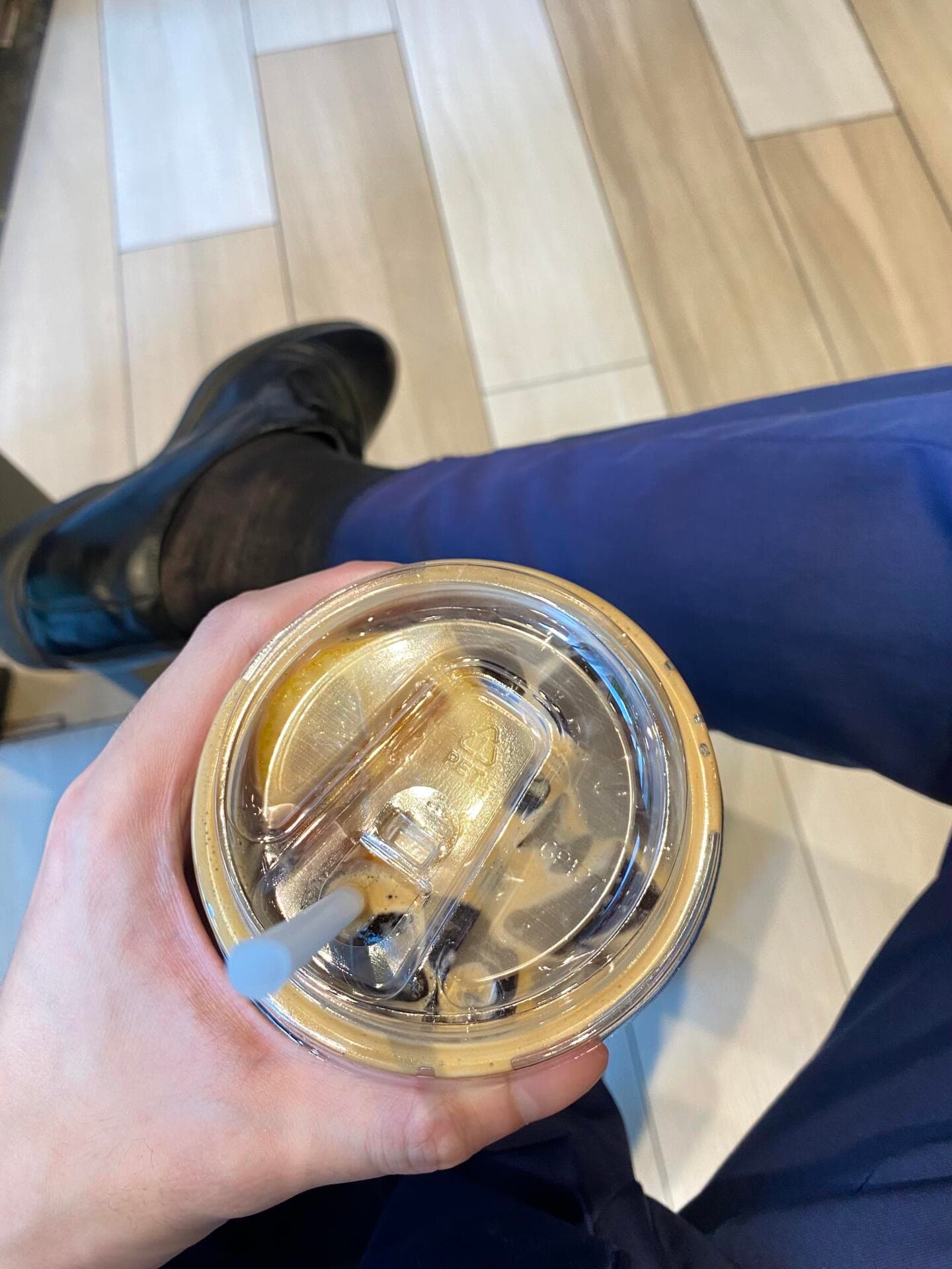下午茶时间到!冰美式里浮着的奶盖碎屑,像极了我今天被风吹乱的发型封面图