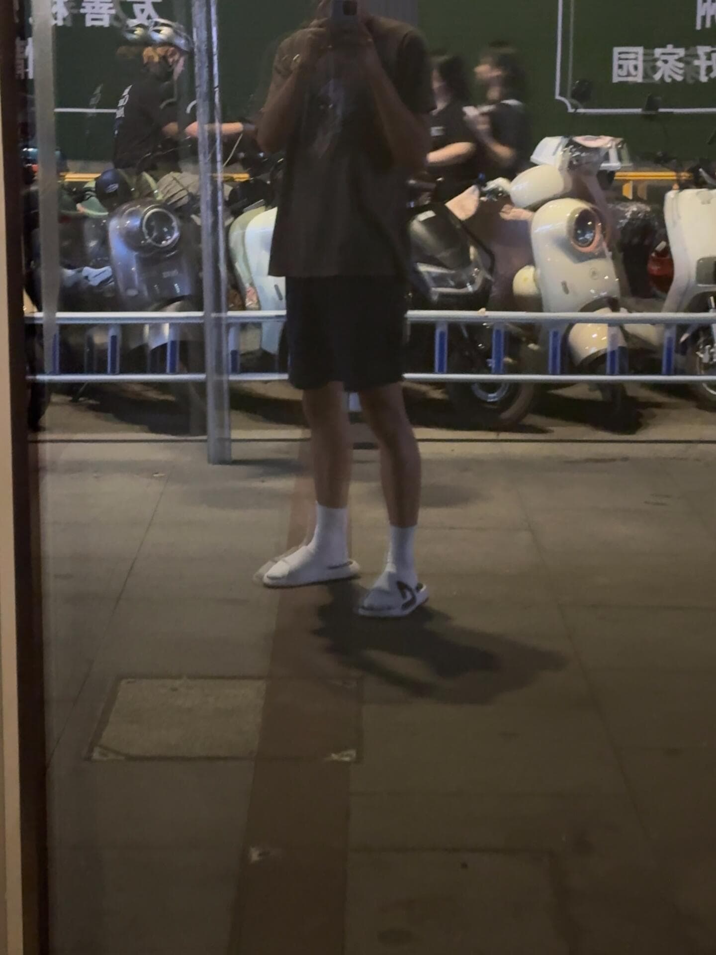 傍晚街头随手一拍，这双拖鞋配白袜子是今天最正确的决定 🧦封面图