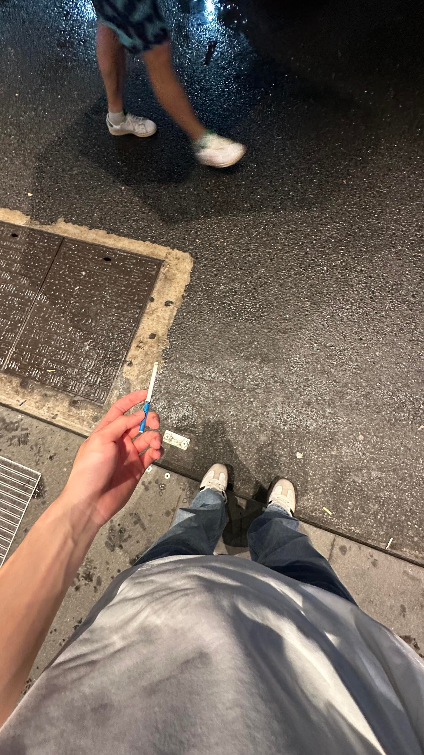 雨夜街角，一支烟的暂停键 🌧️封面图