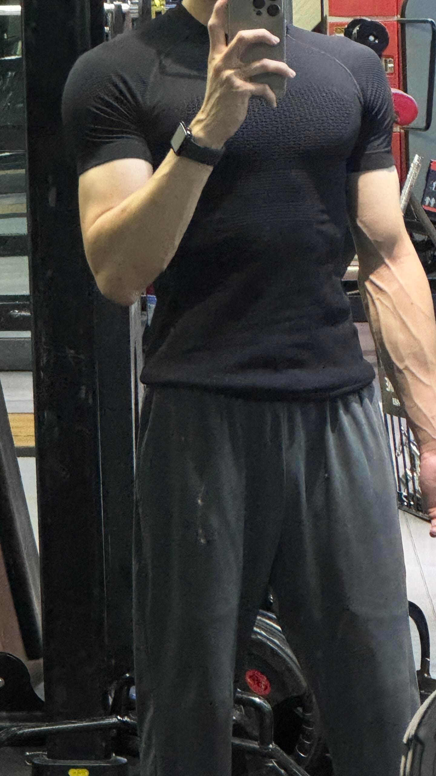 撸铁后手臂血管暴起，这身黑衣是健身房的战袍封面图