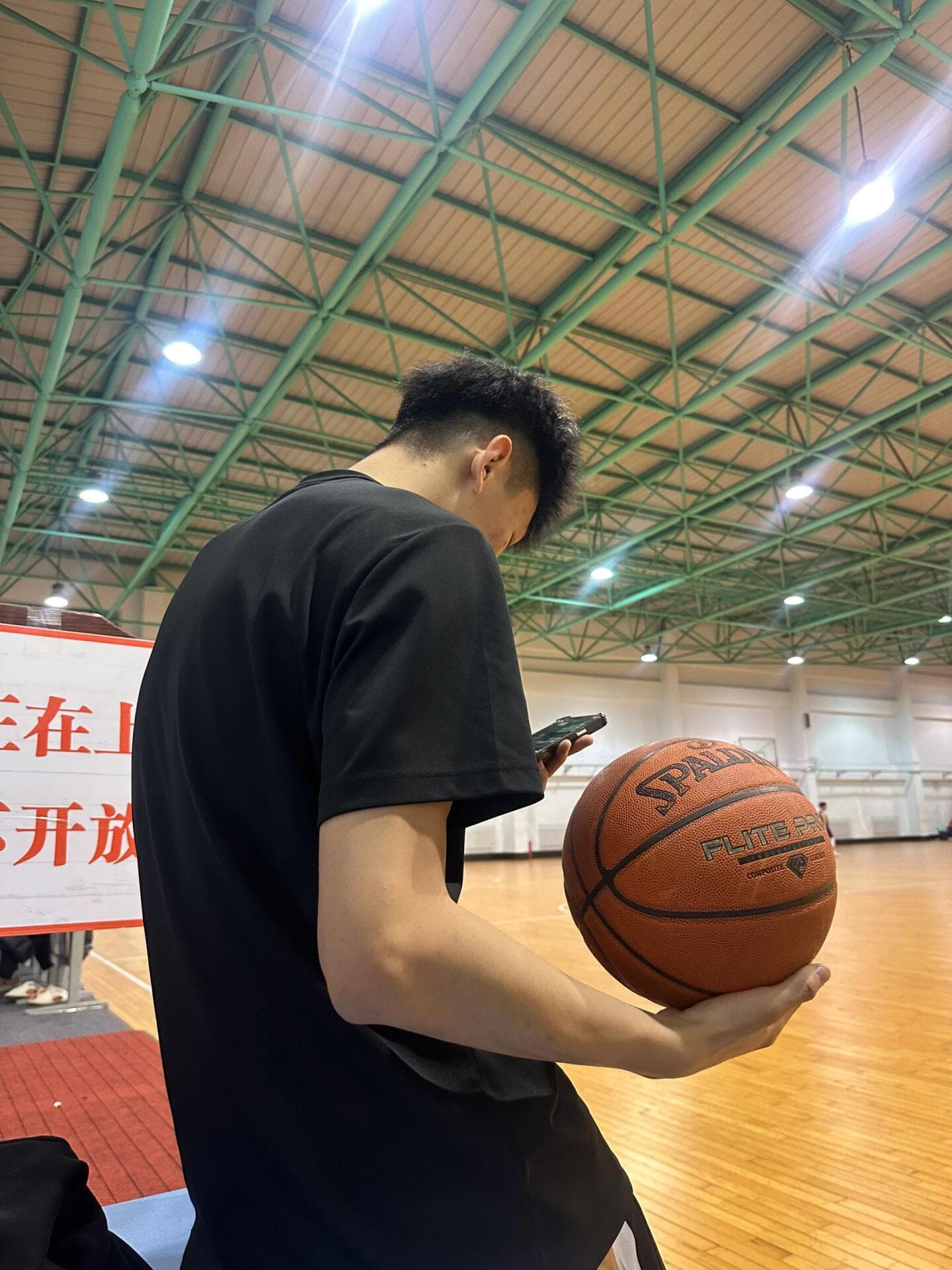 篮球场偷懒5分钟，手机和球都得握紧点封面图