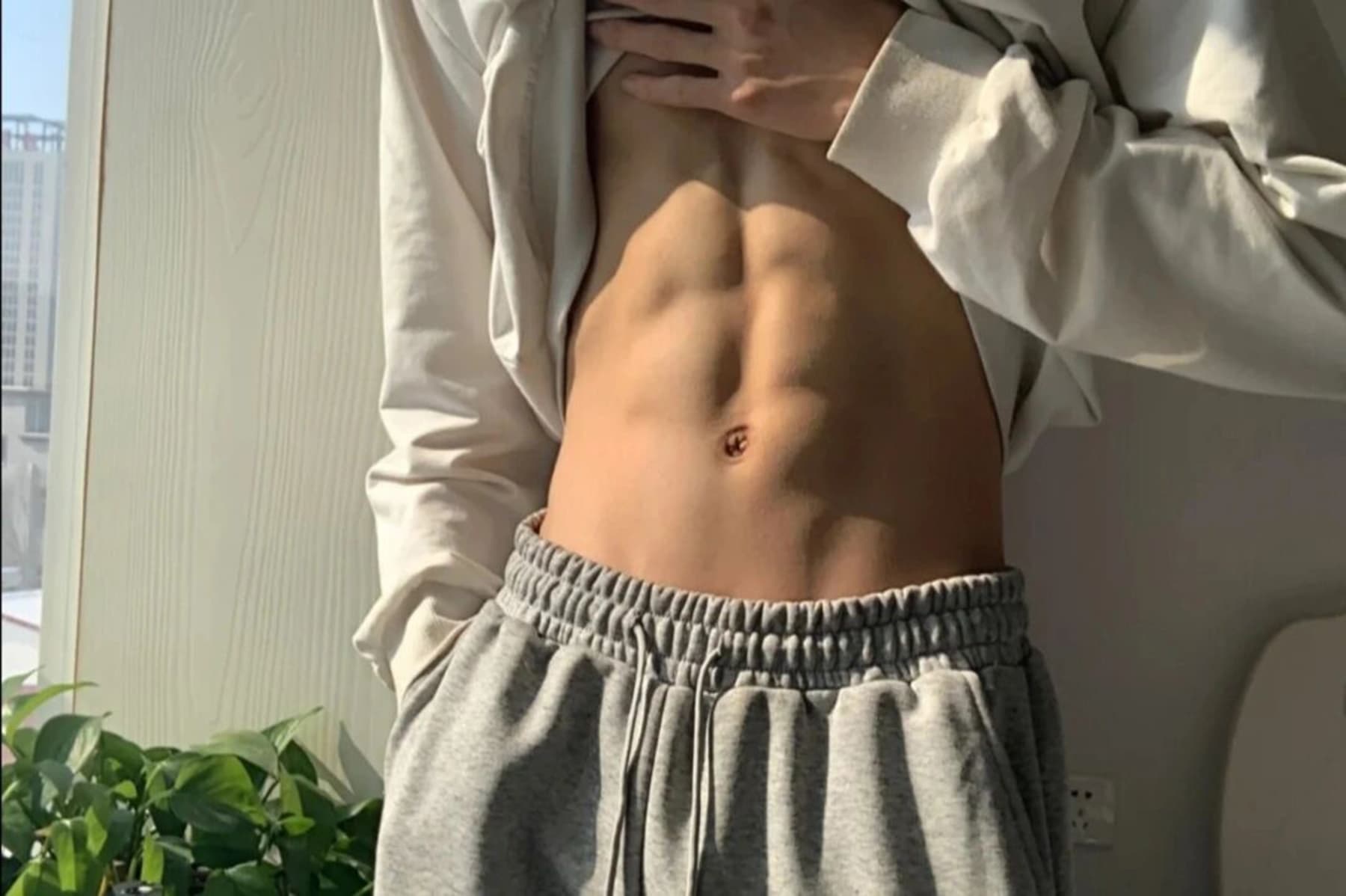 晨光里练完腹肌，连风都带点健身油香封面图