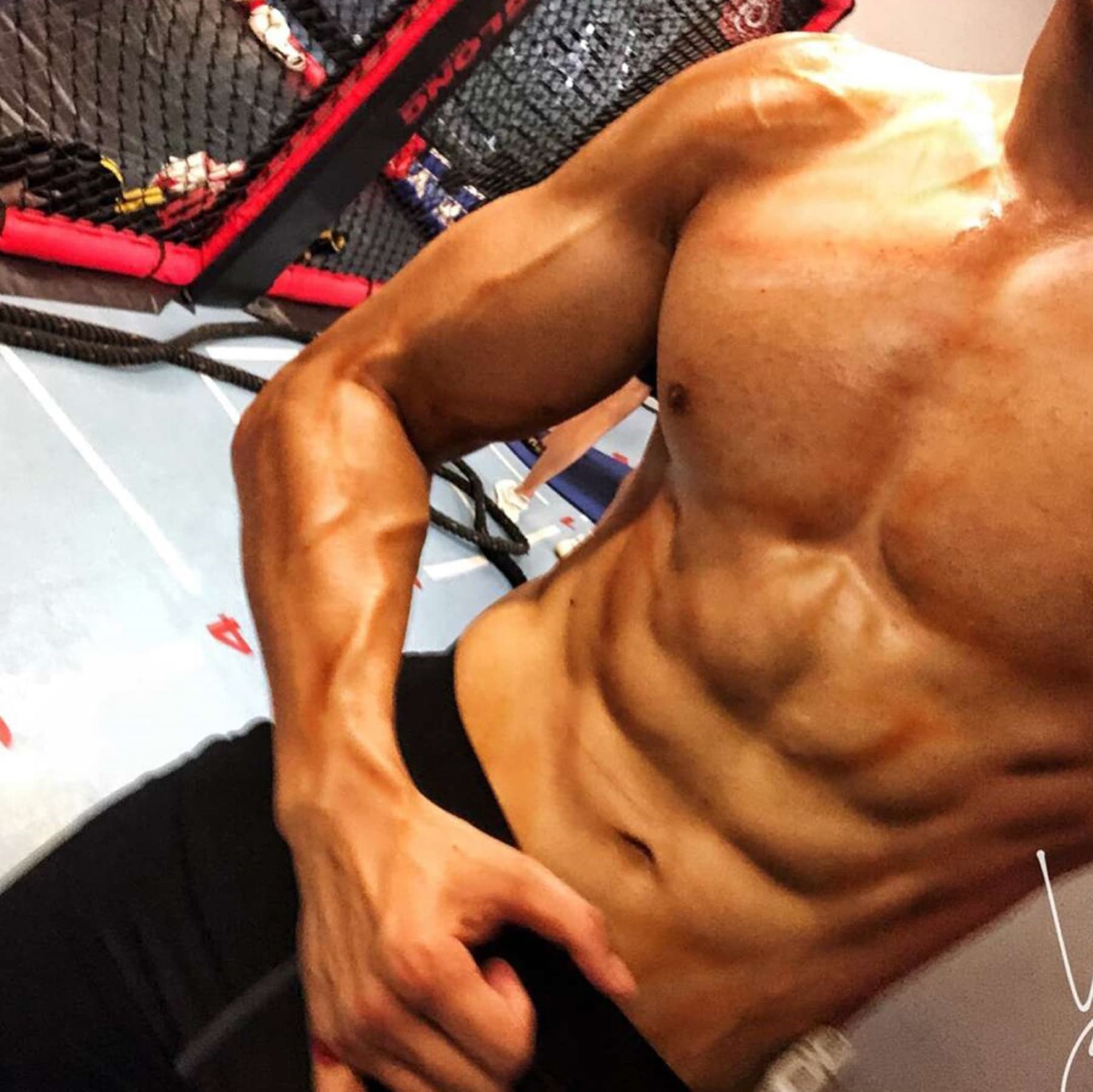 撸铁后汗流浃背的快乐，今天在Gym里把肌肉练到发亮封面图