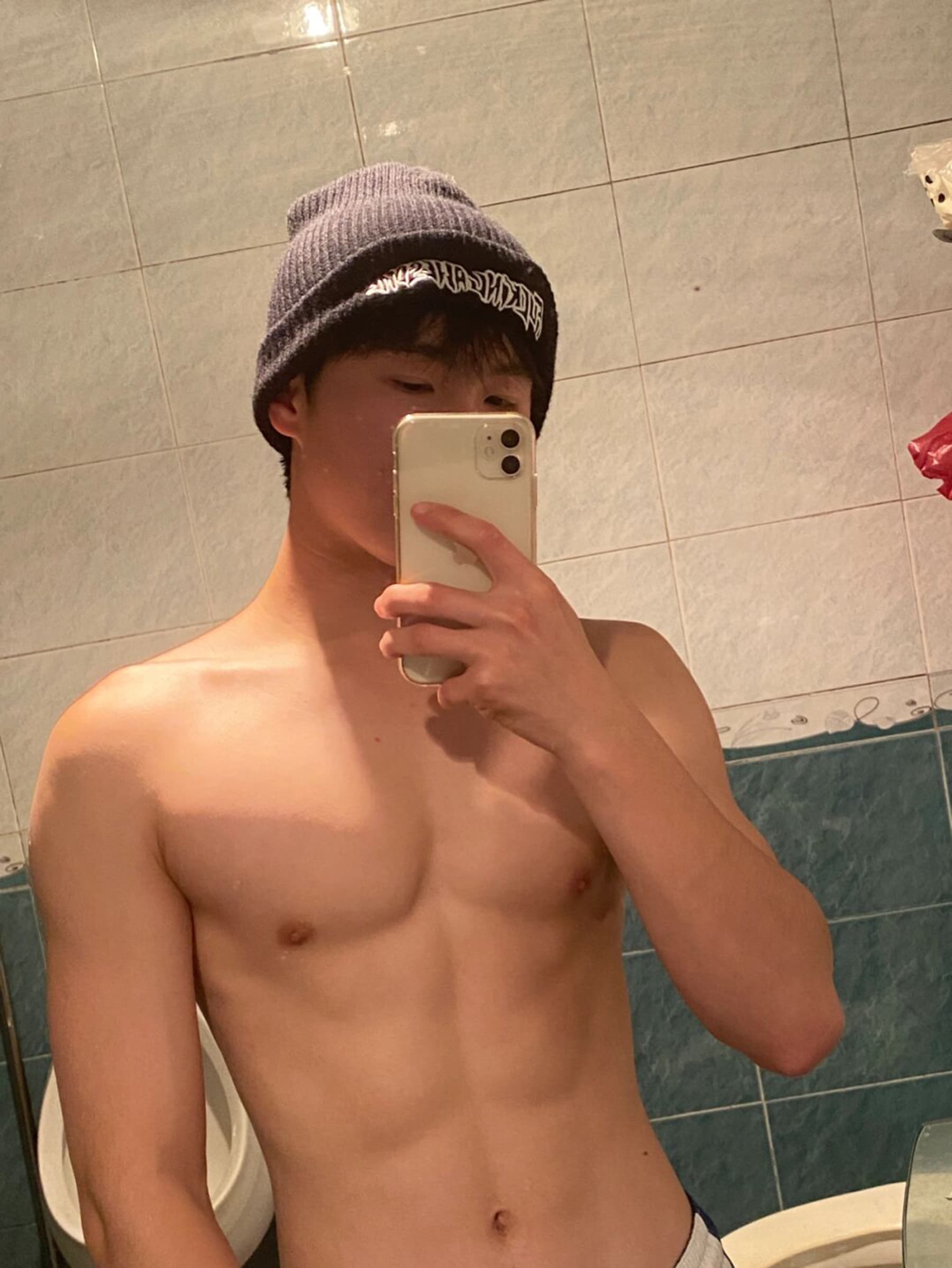 今早洗完澡顺手拍了下腹肌，结果发现这顶帽子的logo是反着戴的…？封面图